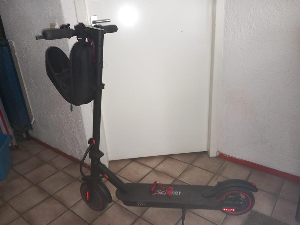 Elektrische step met oplader en slot, Fietsen en Brommers, Steps, Ophalen of Verzenden, Gebruikt, Elektrische step (E-scooter)