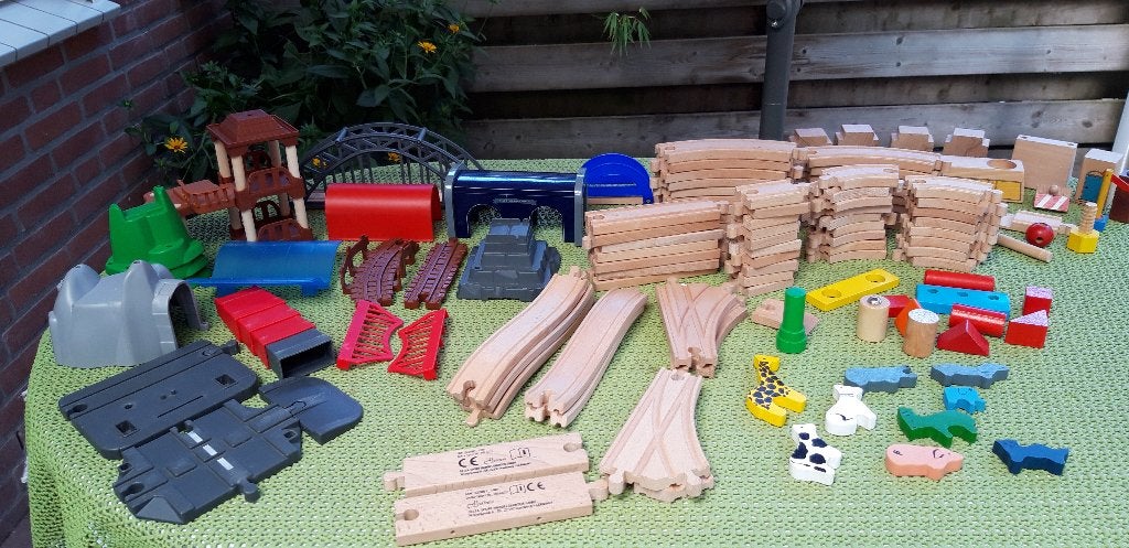 houten rails met verschillende spullen, Kinderen en Baby's, Speelgoed | Houten speelgoed, Ophalen of Verzenden