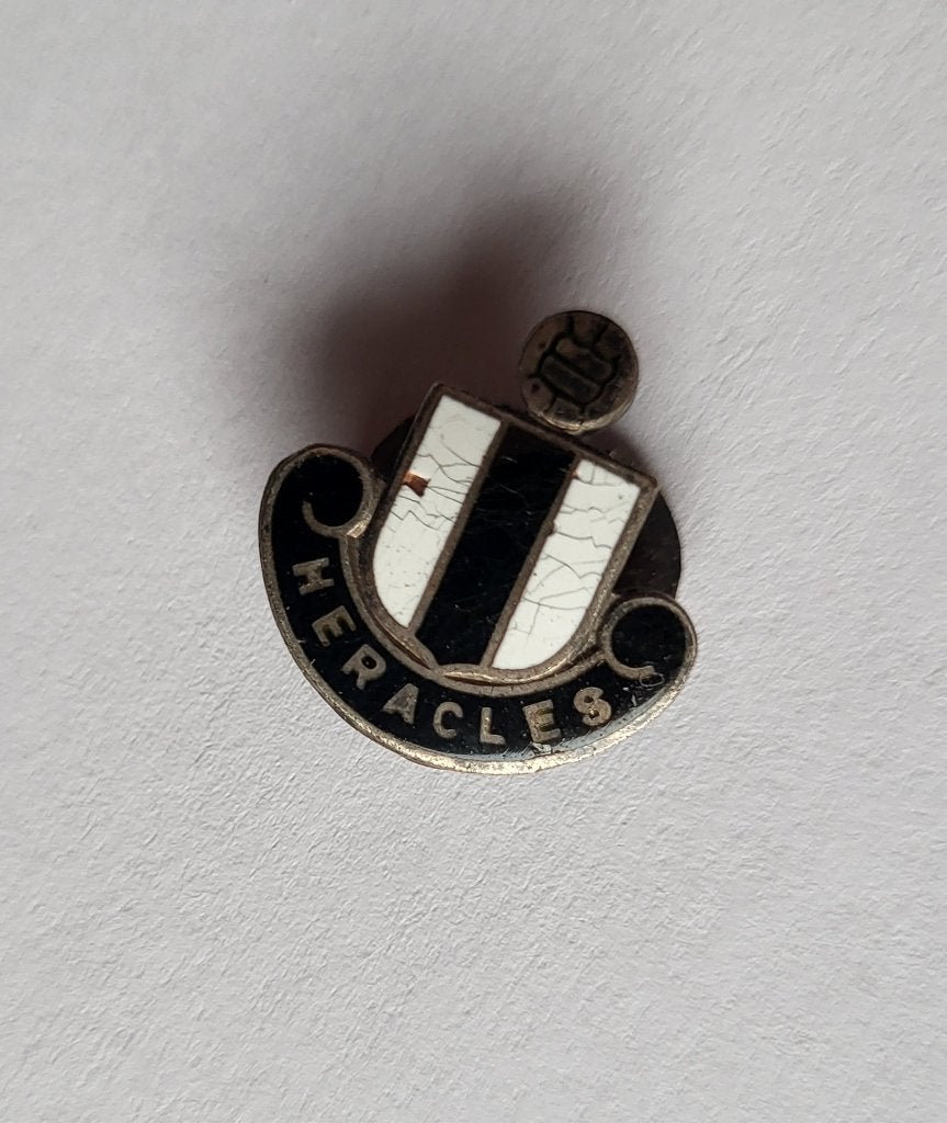 Voetbal Heracles Almelo emaille knoop, Gebruikt, Niet vindbaar, Niet vindbaar, Speldje of Pin