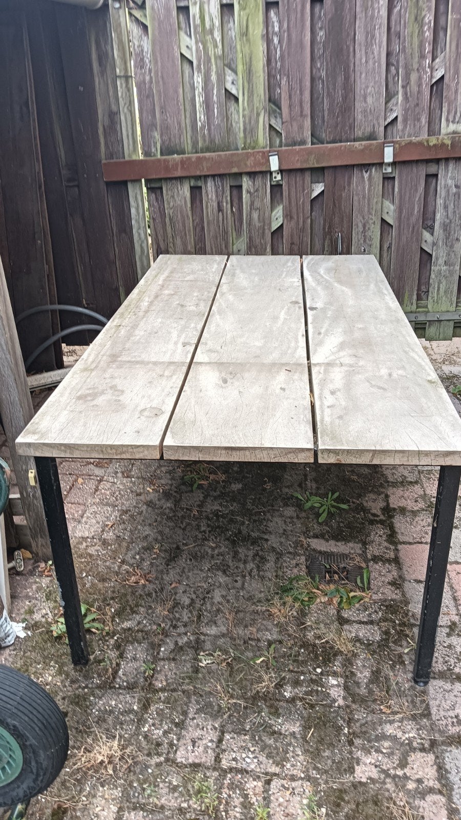 Robuuste hardhouten tuintafel met gegalvaniseerd onderstel, Ophalen of Verzenden, Gebruikt, Rechthoekig, Hout