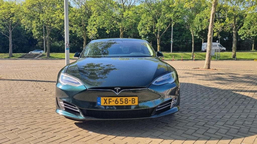 Foto 3 van Tesla Model S Green Black iridescent wrap - origineel Zwart