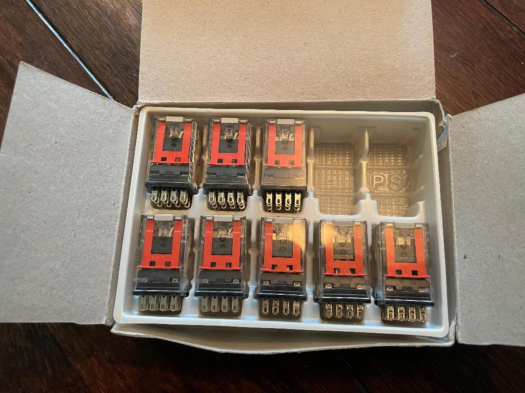 Omron Relais Spoelsp. 230VAC 4xwissel incl. Sockets  (8st.), Hobby en Vrije tijd, Elektronica-componenten, Ophalen of Verzenden