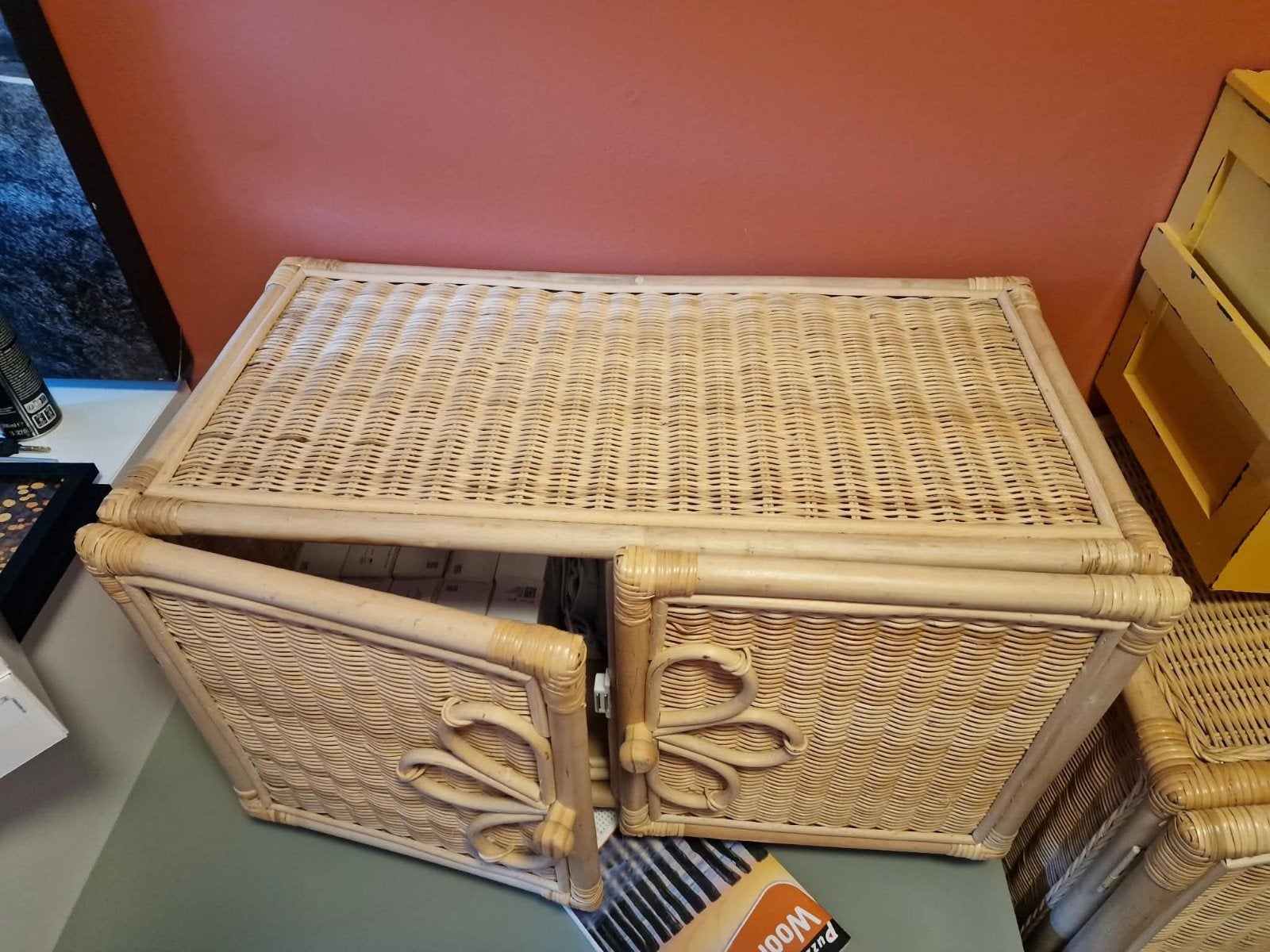 Vintage rotan kastje met twee deuren, Ophalen, Gebruikt