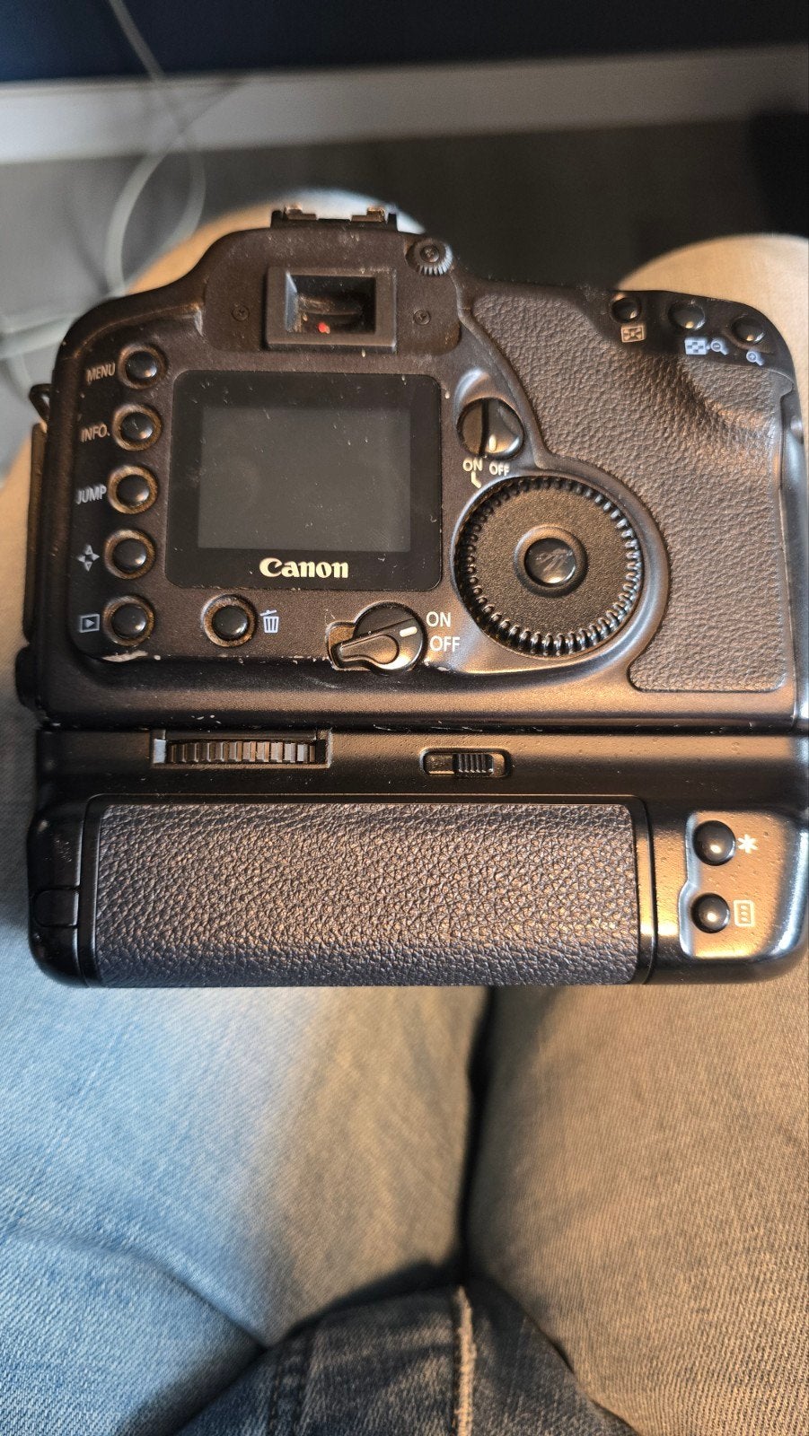 Foto 2 van Canon EOS 10D Spiegelreflexcamera met batterijgrip