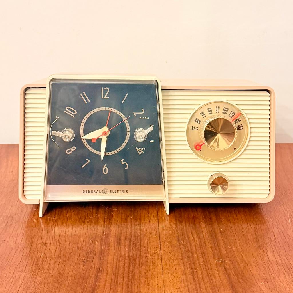 VINTAGE WEKKERRADIO GENERAL ELECTRIC C-407D PINK MID CENTURY, Antiek en Kunst, Antiek | Tv's en Audio, Verzenden