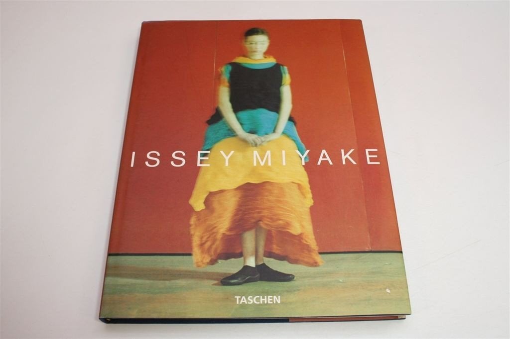 Issey Miyake — Visie op Mode, Kunst & Cultuur, Ophalen of Verzenden, Zo goed als nieuw