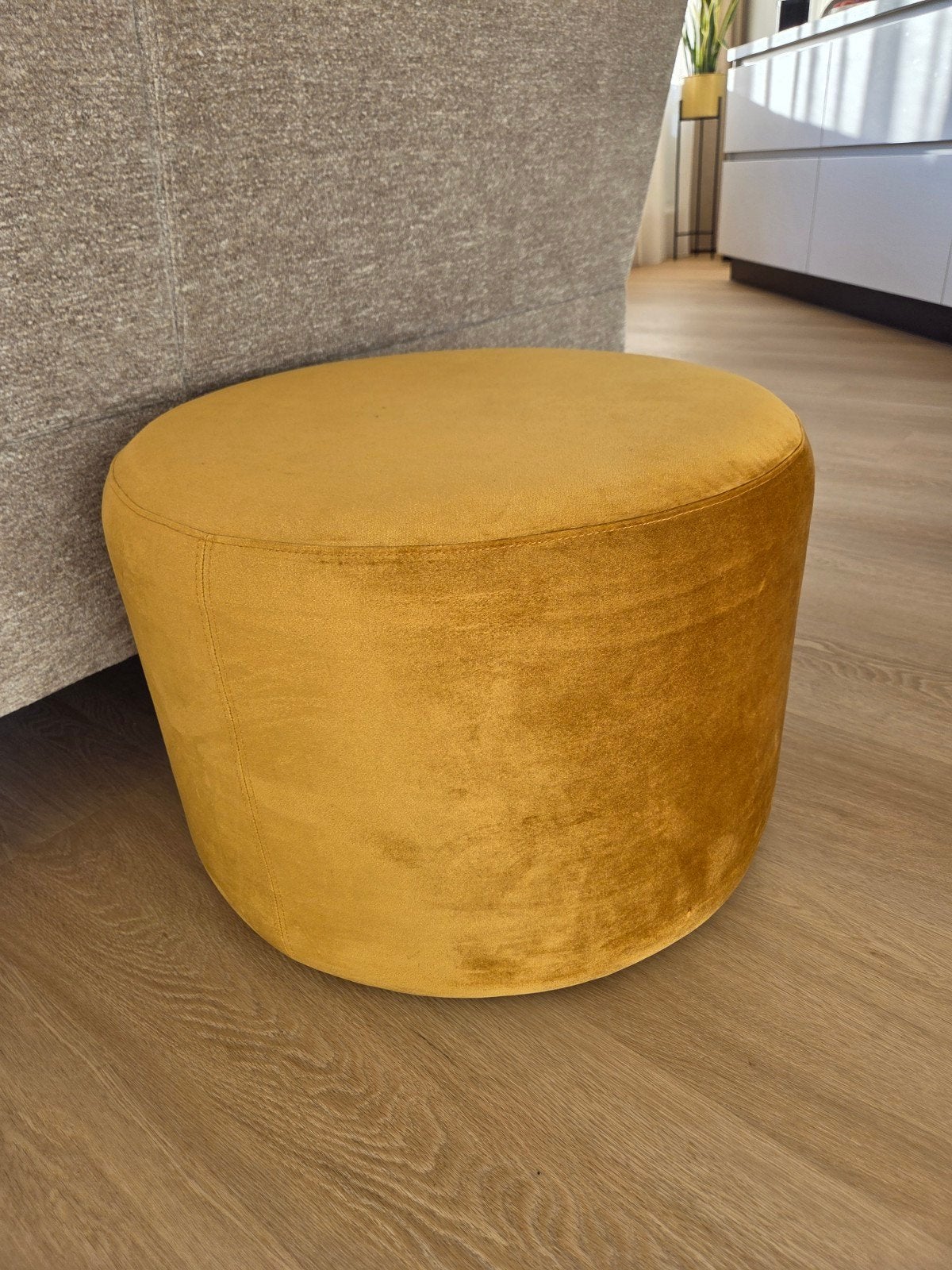 Ronde poef Hocker Sofa Company mosterdgeel velvet, Ophalen, 50 tot 75 cm, Zo goed als nieuw, Stof