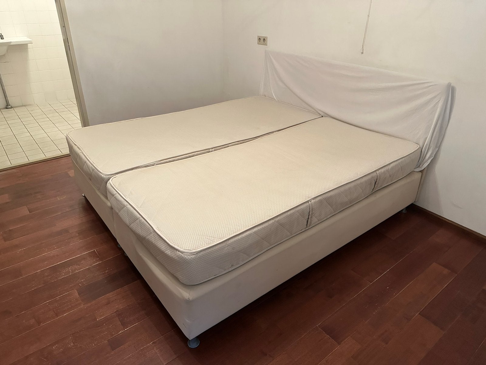 Comfortabel tweepersoonsbed met matrassen - Gratis afhalen, Ophalen, Overige materialen, Gebruikt, Beige