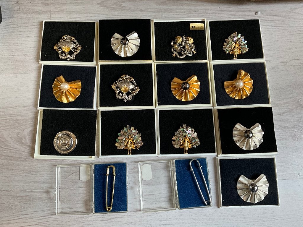13 stuks dasklemmen en 2 stuks. Plastron speldjes, Nieuw, Ophalen of Verzenden, Emmen, 13 stuks dasklemmen en 2 stuks. Plastron speldjes