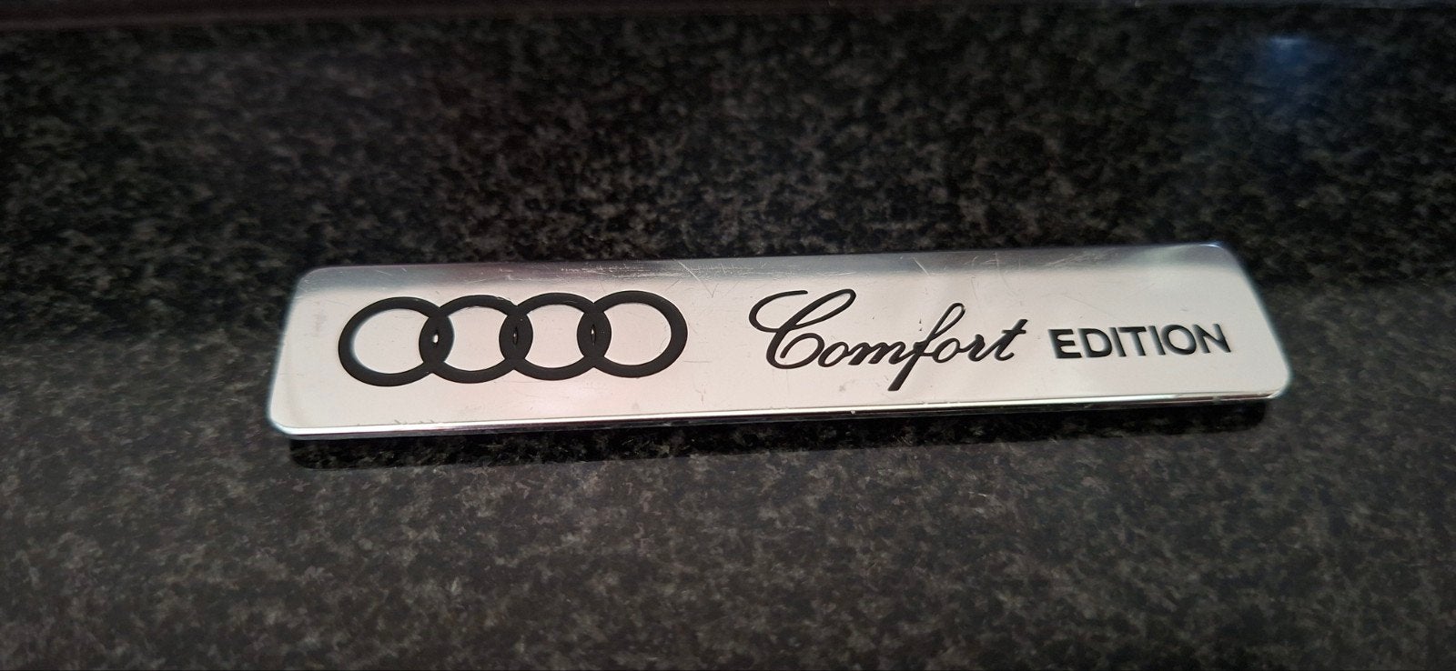 Origineel zeldzaam Dashboard-Embleem Audi 80/90 uit 1991, Ophalen of Verzenden, Gebruikt, Audi