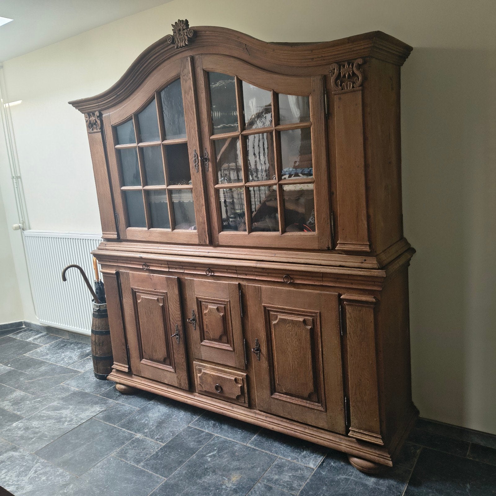Antieke Eikenhouten Buffetkast met Glas en Snijwerk, Ophalen