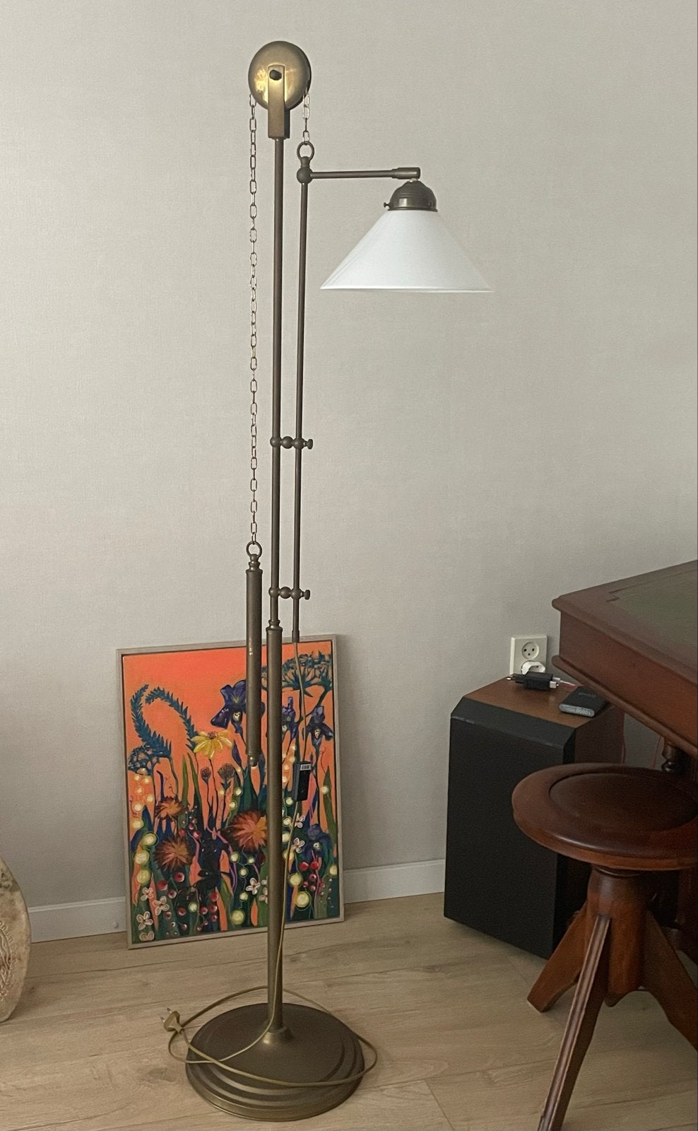 Vintage vloerlamp met glazen kap en verstelbare arm, Ophalen, Gebruikt, E27 (groot), 150 tot 200 cm