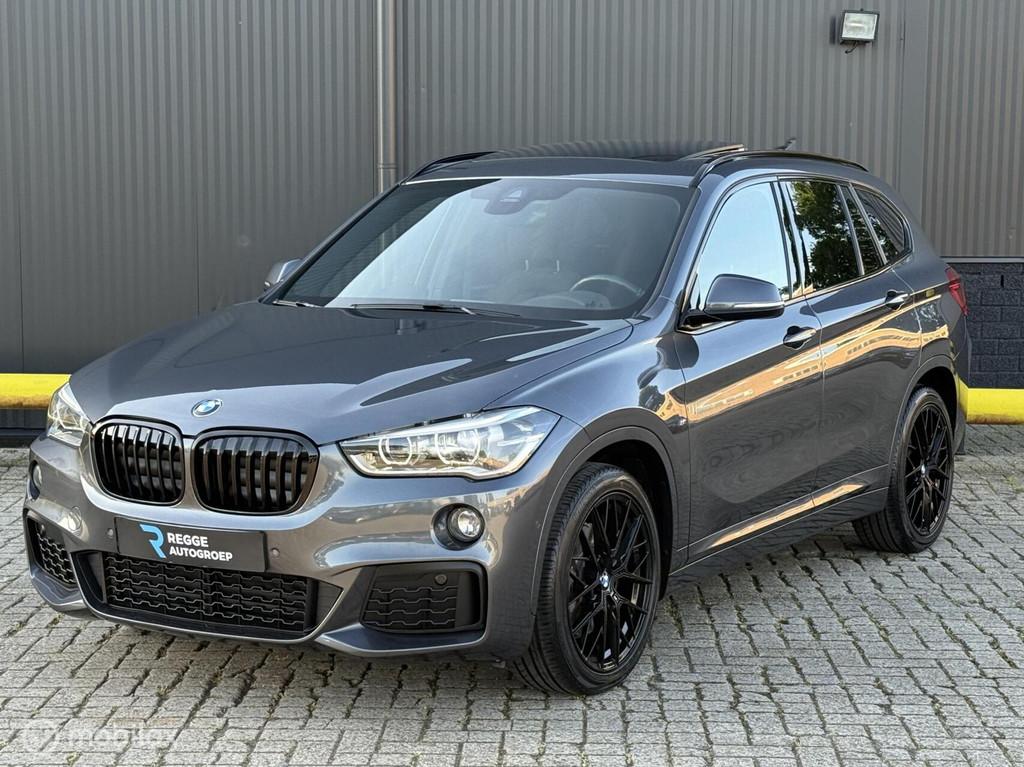 BMW X1 xDrive20i M-Pakket PANORAMADAK | NIEUWSTAAT, Auto's, BMW, 1998 cc, Gebruikt, Leder, Bedrijf