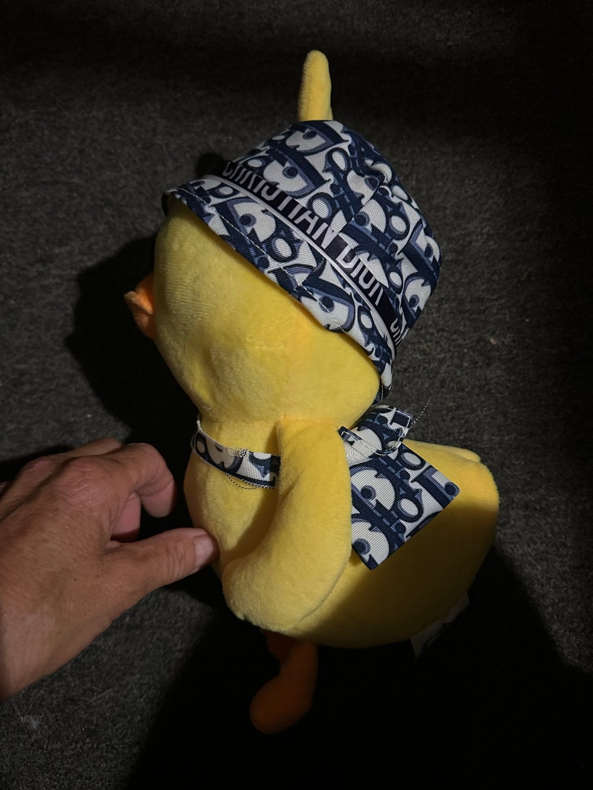 Schattige eend knuffel Christian  Dior-stijl hoedje en sjaal, Overige merken, Ophalen of Verzenden, Zo goed als nieuw, Middelgroot (20 tot 80 cm)