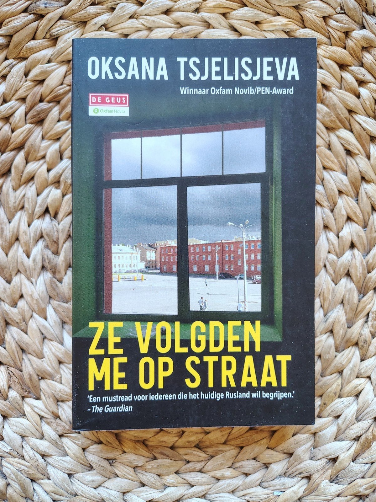 Oksana Tsjelisjeva - Ze volgden me op straat, Ophalen of Verzenden, Zo goed als nieuw