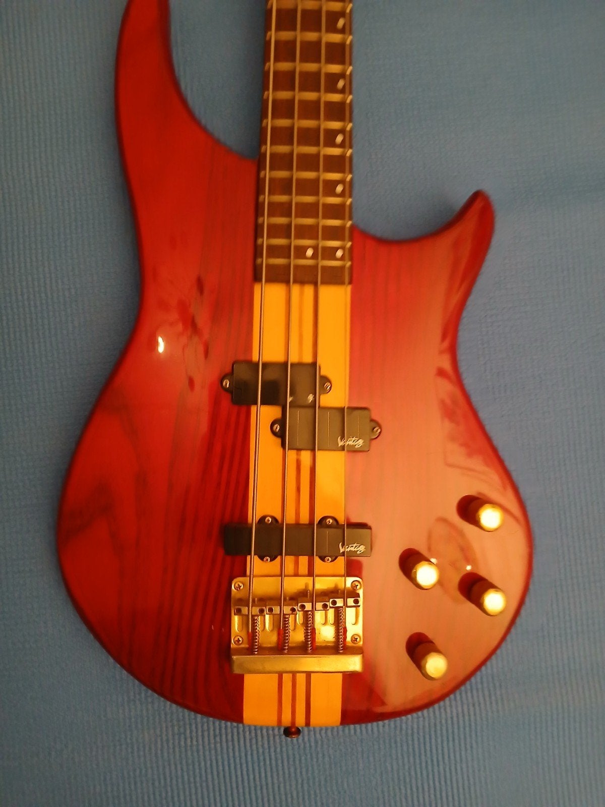 Vantage elektrische basgitaar, rood, 4-snarig, Muziek en Instrumenten, Snaarinstrumenten | Gitaren | Bas, Gebruikt, Elektrisch