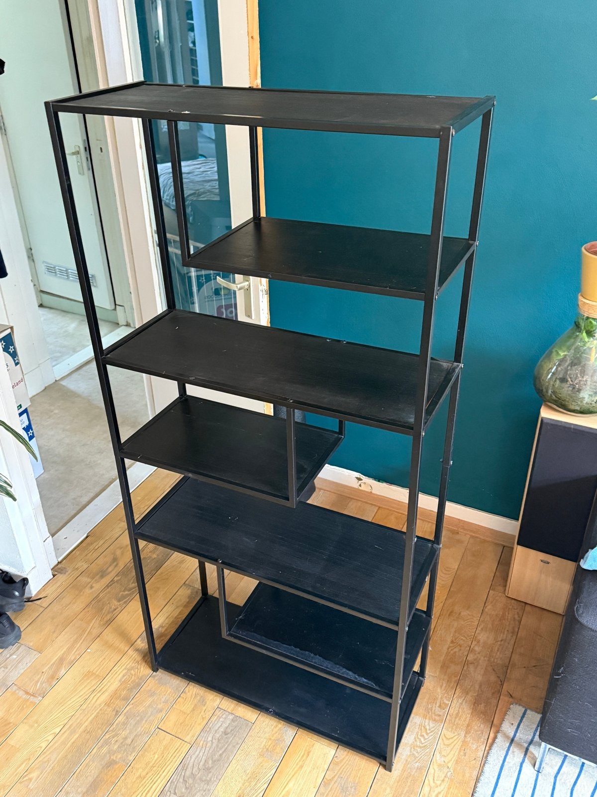 Zwart metalen kast met houten planken, Ophalen, Met plank(en), Gebruikt, 50 tot 100 cm