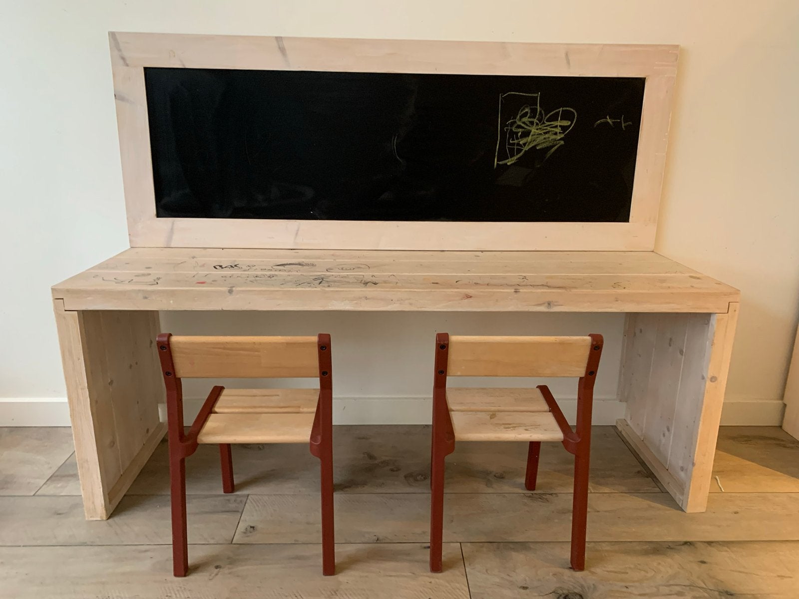 Kinderbureau met krijtbord en twee stoeltjes, Opbergruimte, Gebruikt, Hout, Kinderbureau