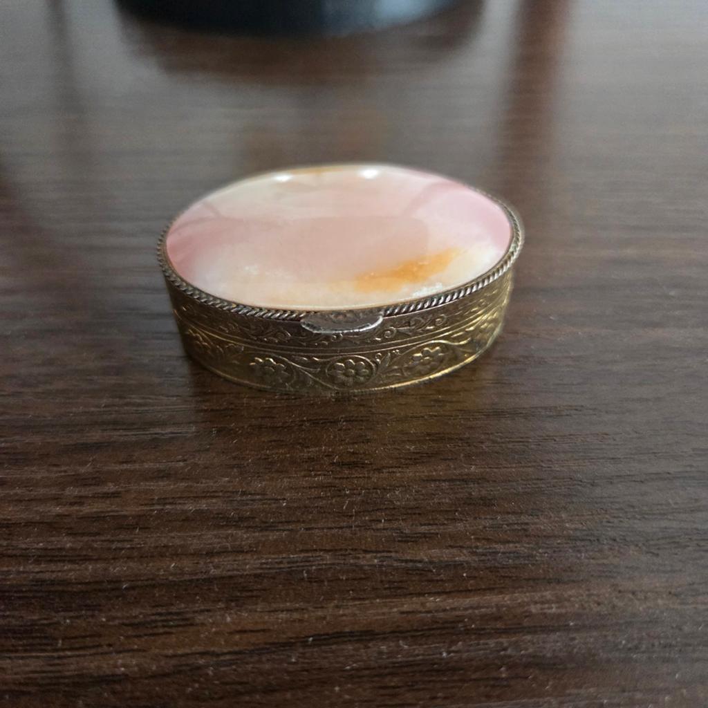 Pillendoosje messing met roze natuursteen, Ophalen of Verzenden