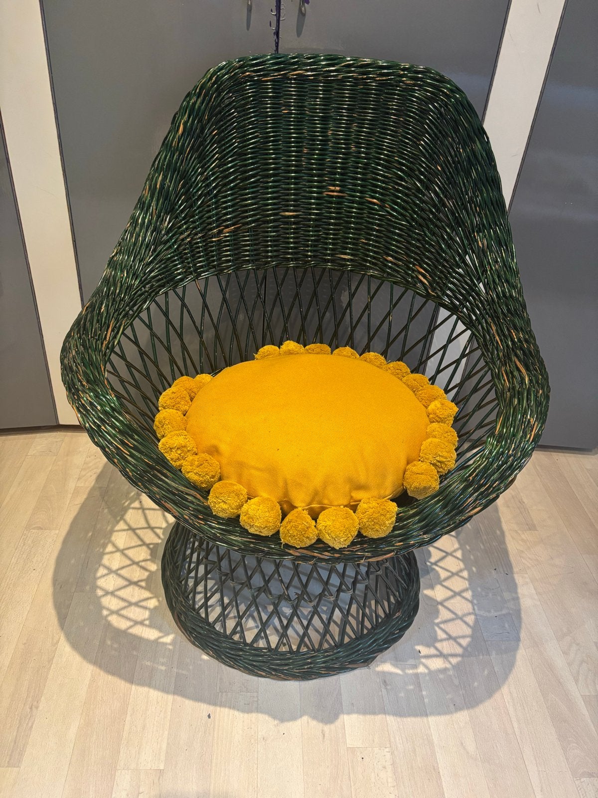 Vintage rotan pauwstoel - donkergroen met geel kussen, Ophalen of Verzenden