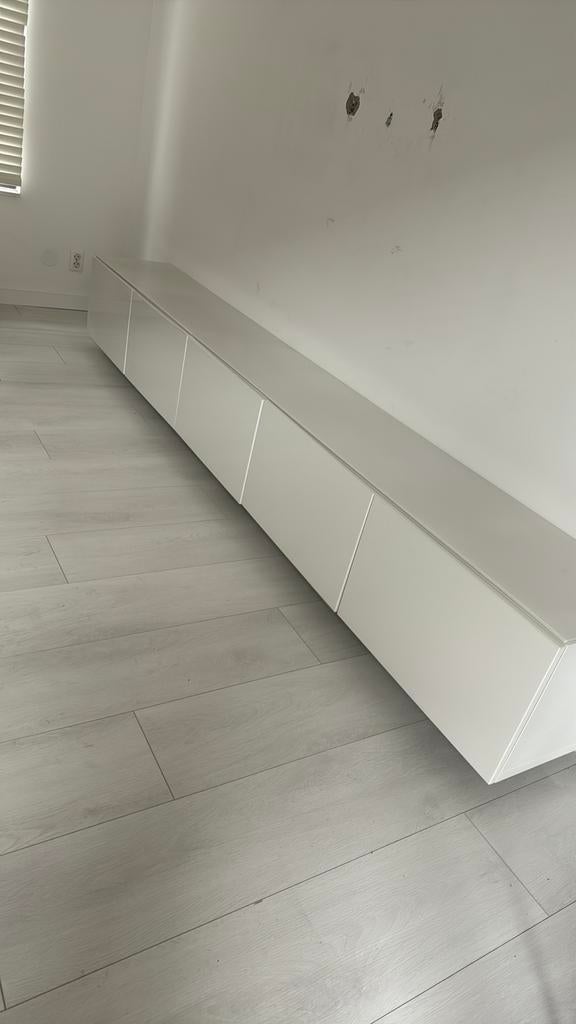 Besta kast wit van ikea met glasplaat, Ophalen, Zo goed als nieuw, Overige materialen, Plinten