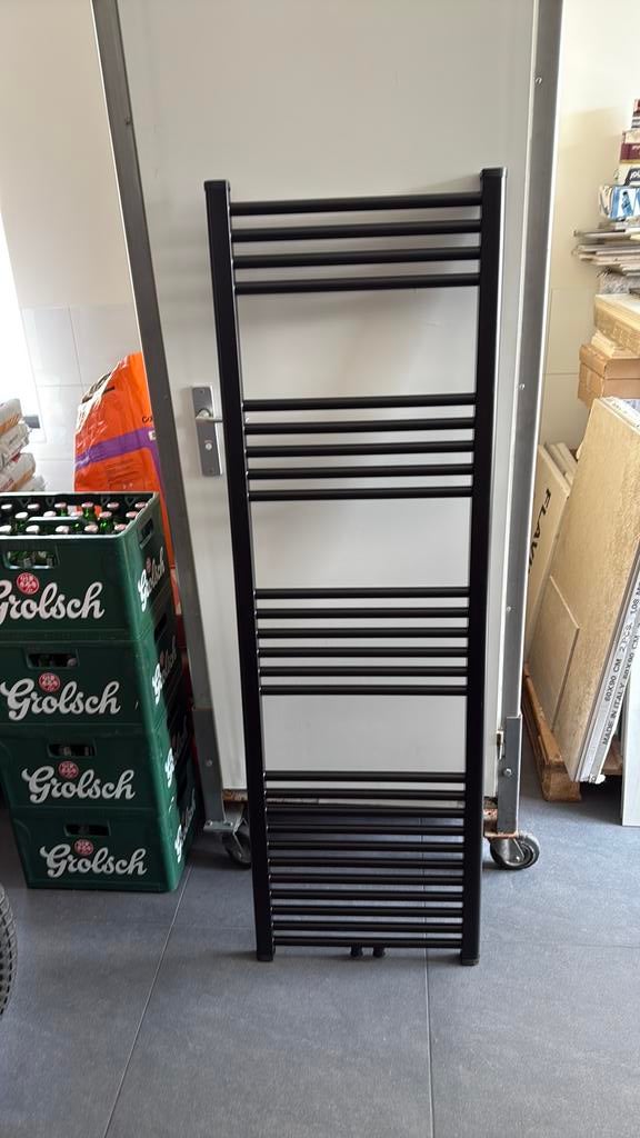 Handdoek radiator zwart, Doe-het-zelf en Verbouw, Verwarming en Radiatoren, Ophalen, 500 tot 800 watt, Radiator, Nieuw