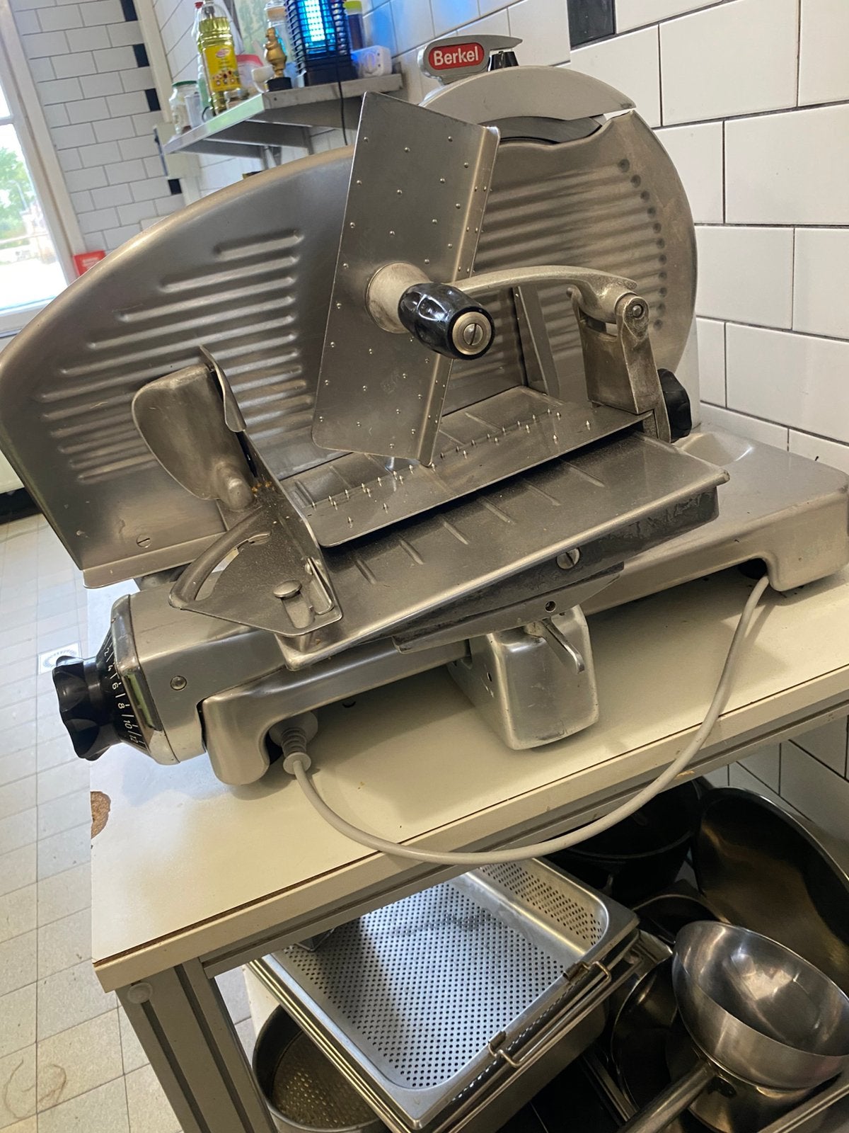 Berkel professionele snijmachine, Ophalen