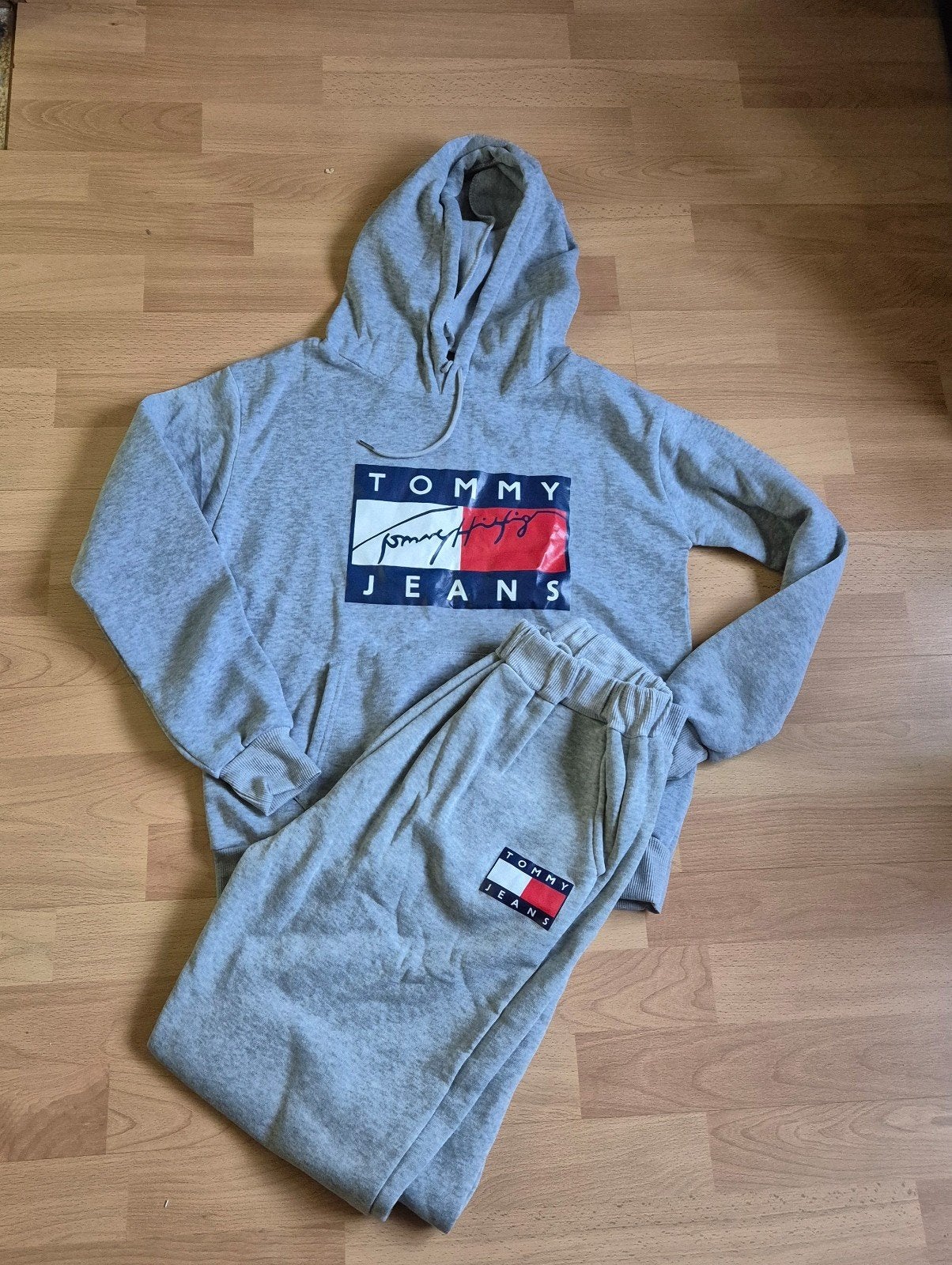 Nieuw grijs Tommy Jeans joggingpak maat S, Nieuw, Ophalen of Verzenden, Grijs, Algemeen