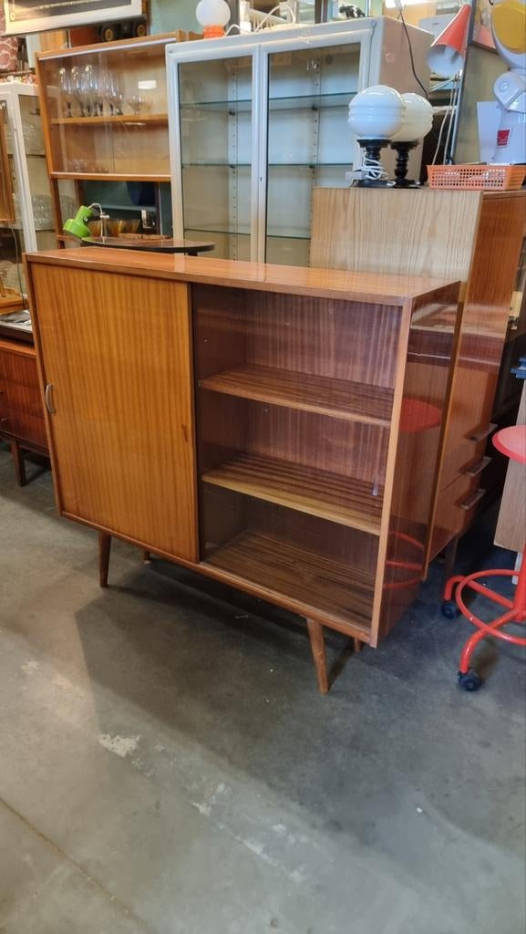Foto 2 van Vintage wandkast met vitrine  mid century