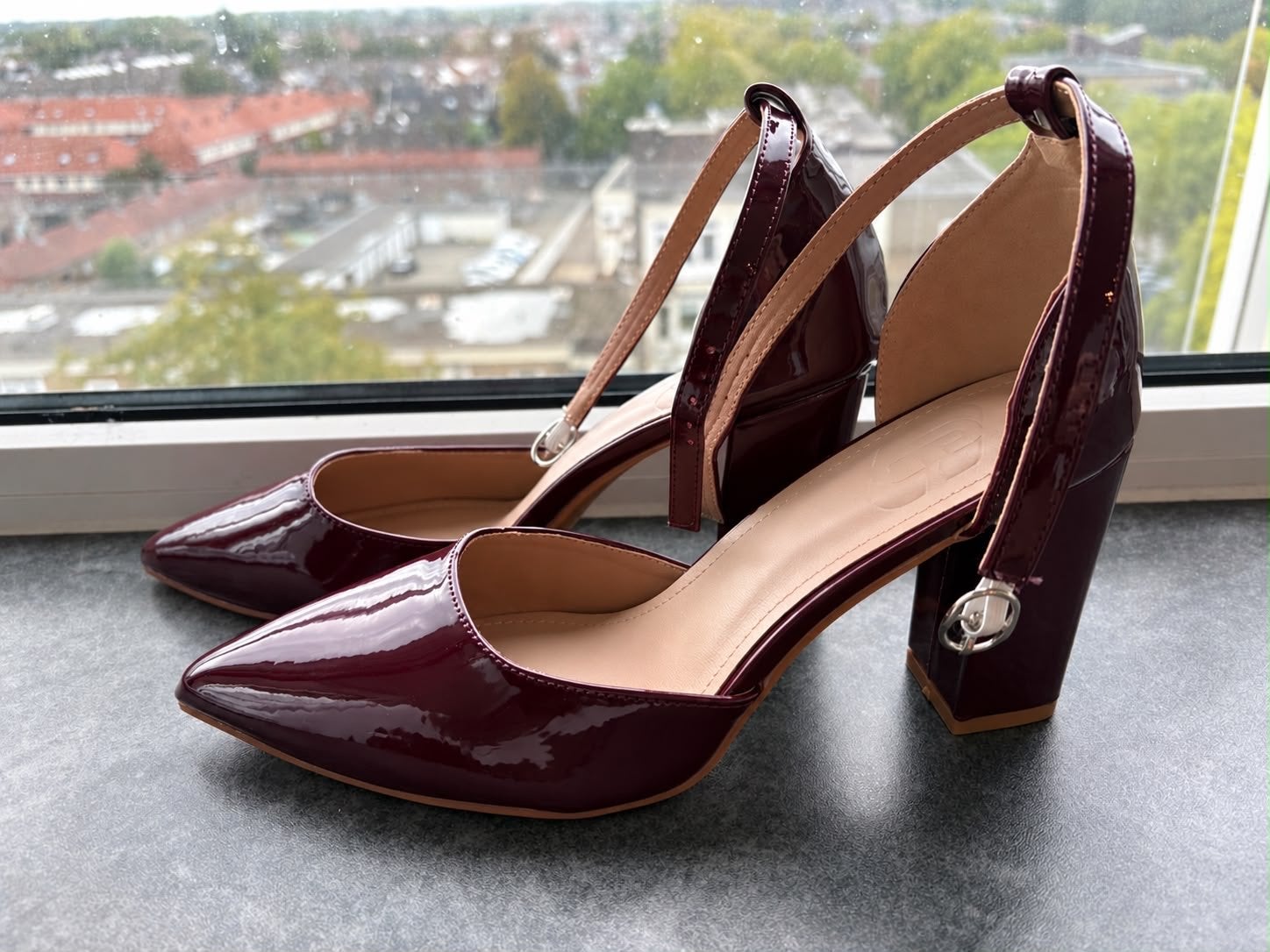 Bordeauxrode lakleren pumps met enkelbandje, Kleding | Dames, Pumps, Nieuw, Ophalen of Verzenden, Rood