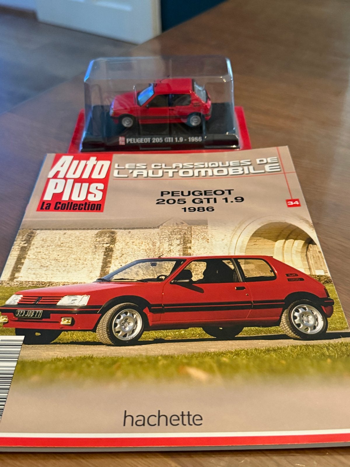 Peugeot 205 GTI 1.9 1986 modelauto met magazine, Ophalen of Verzenden, Nieuw, Overige typen