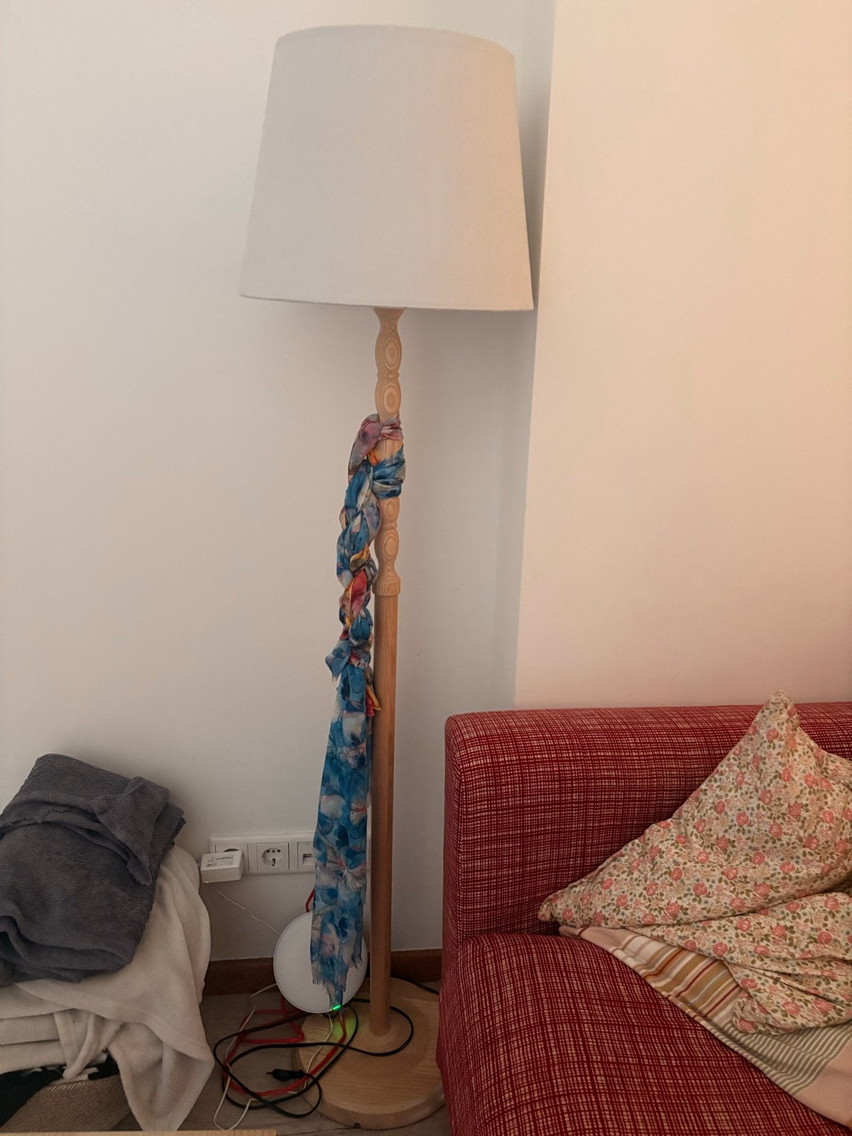Stijlvolle staande lamp met houten voet en stoffen kap, Huis en Inrichting, Lampen | Vloerlampen, Gebruikt, 150 tot 200 cm, Hout