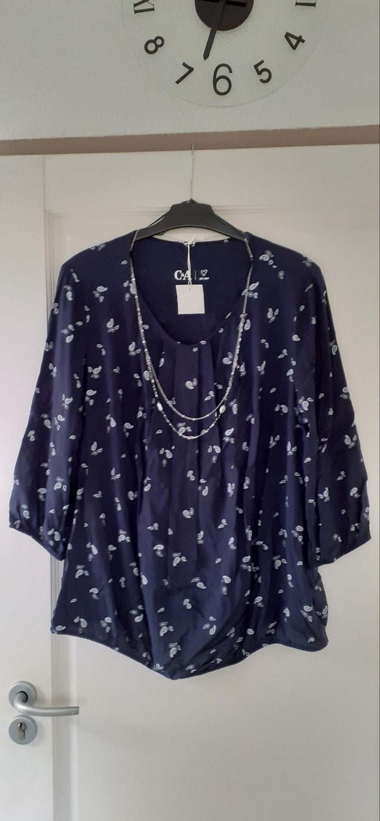 Nieuw: donker blauwe blouse met wit met ketting, Ophalen of Verzenden, Nieuw, Maat 42/44 (L), Blauw