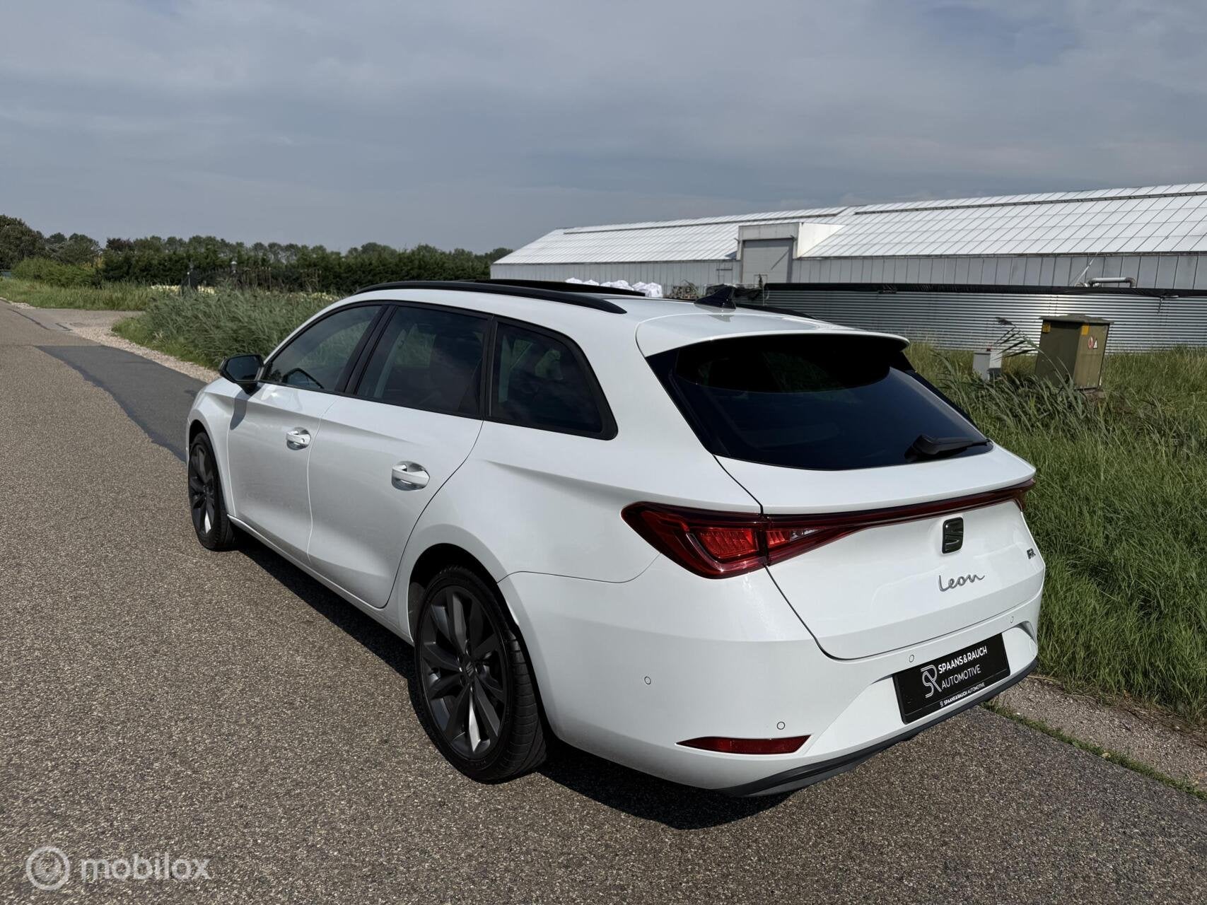 Seat Leon Sportstourer 1.5 eTSI FR / Pano / Trekhaak / Navi, Auto's, Dealer onderhouden, Stof, Zwart, 4 cilinders