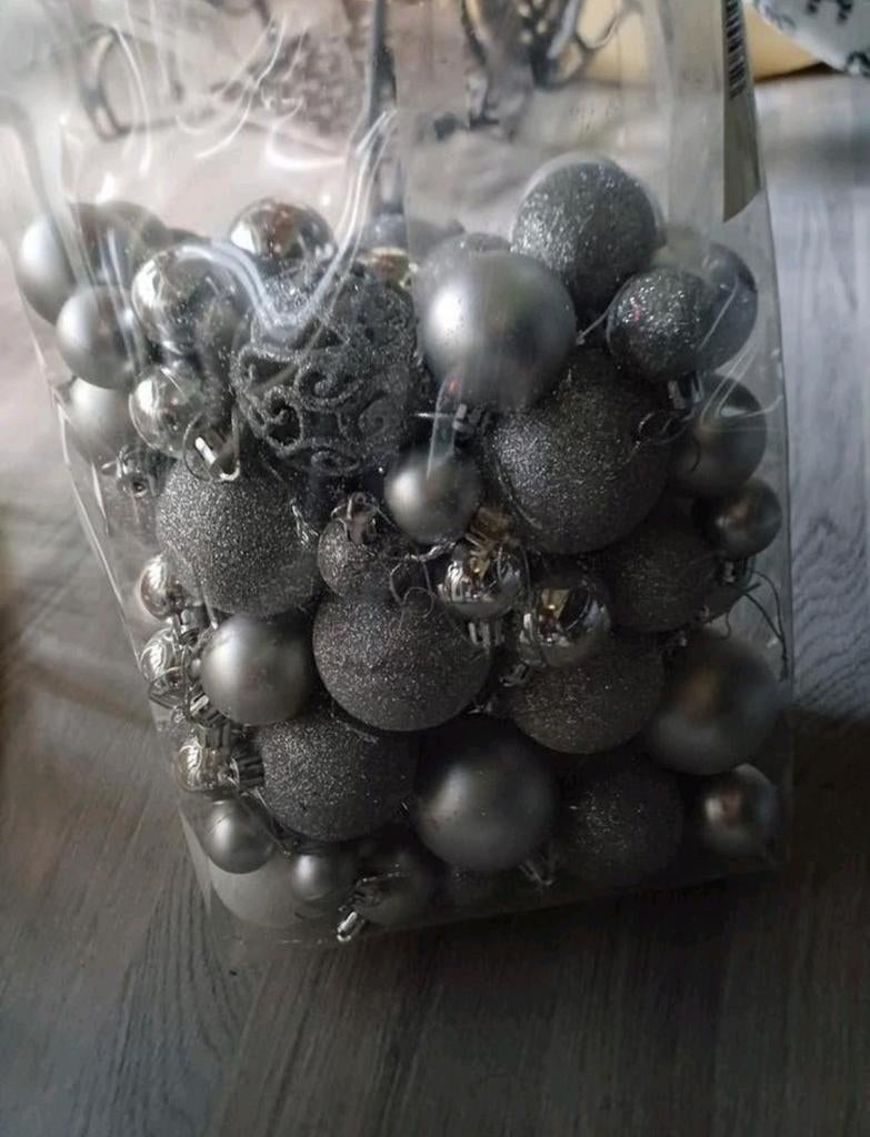 Zilveren kerstballen, Diversen, Ophalen