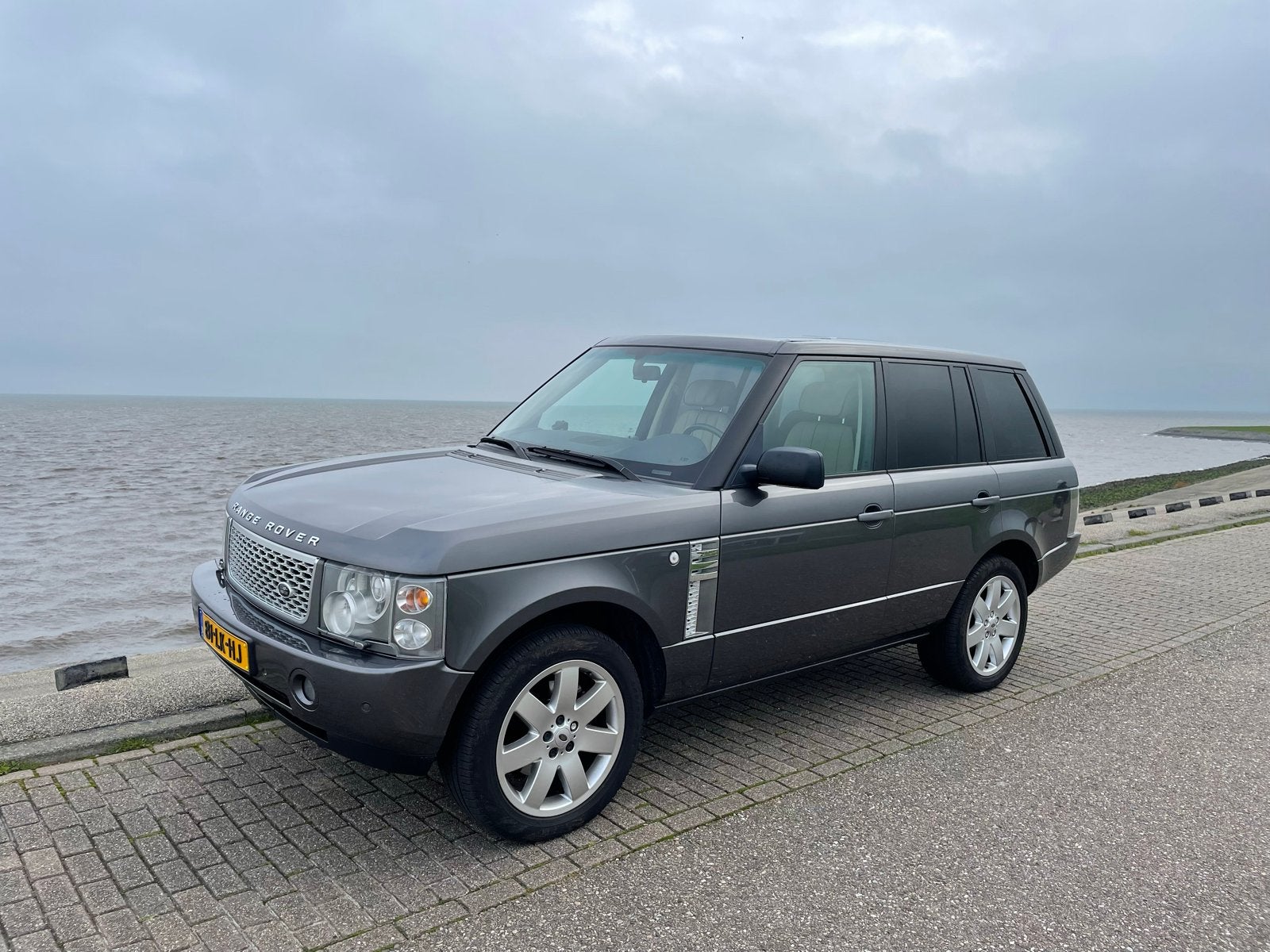 Land Rover Range Rover 4.4 V8 Vogue 286pk Aut 2003 Grijs, Auto's, Automaat, 2460 kg, 8 cilinders, Vierwielaandrijving