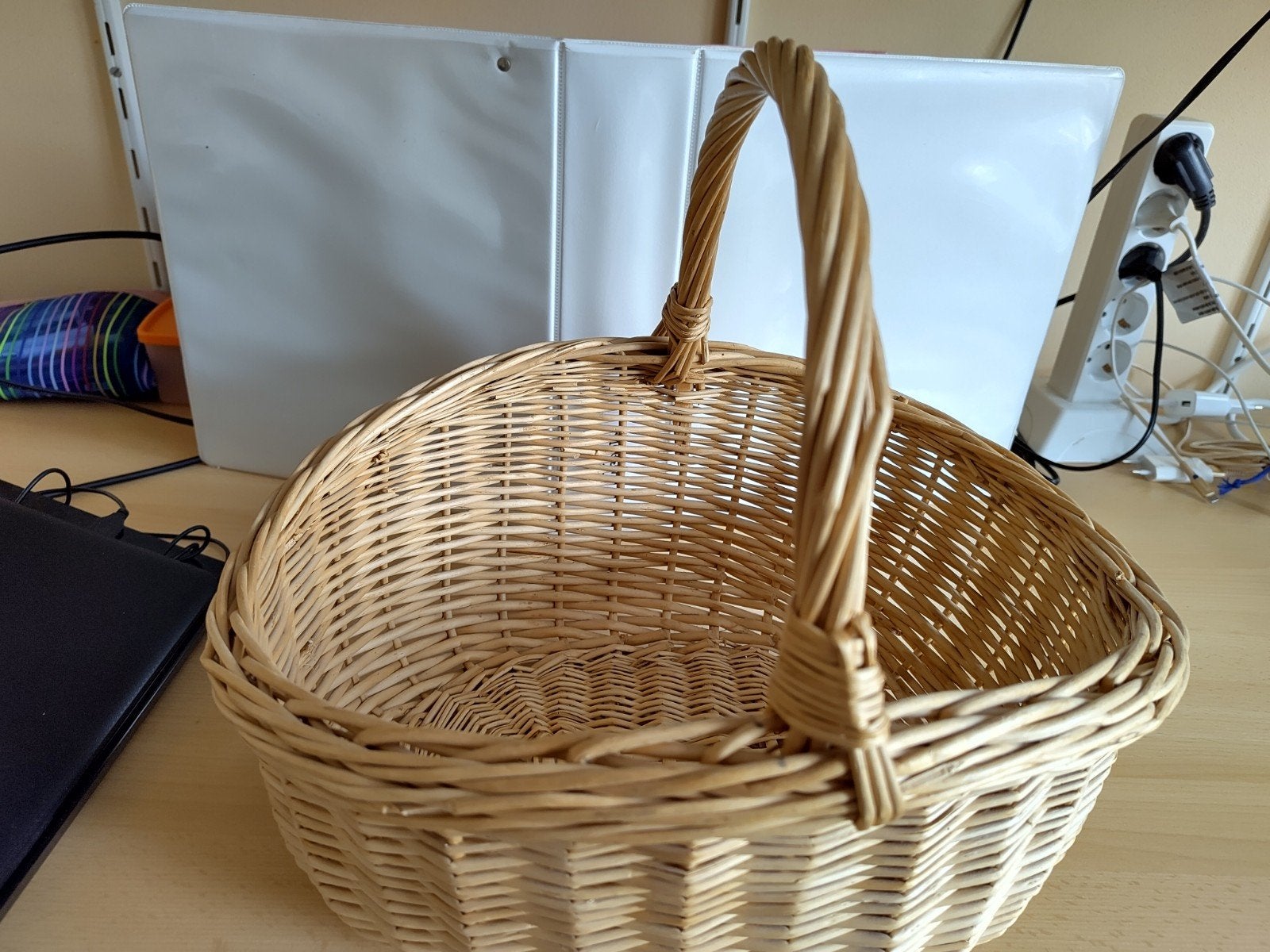 Gevlochten rieten mand met hengsel - 38x32x19 cm, Huis en Inrichting, Gebruikt, Mand, Ophalen of Verzenden, Gevlochten