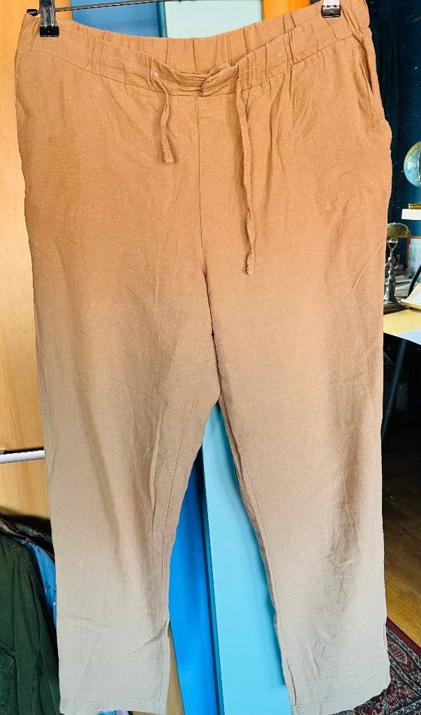 leuke lichtbruine zomerbroek Checker L zgan, Maat 38/40 (M), Verzenden, Beige, Zo goed als nieuw
