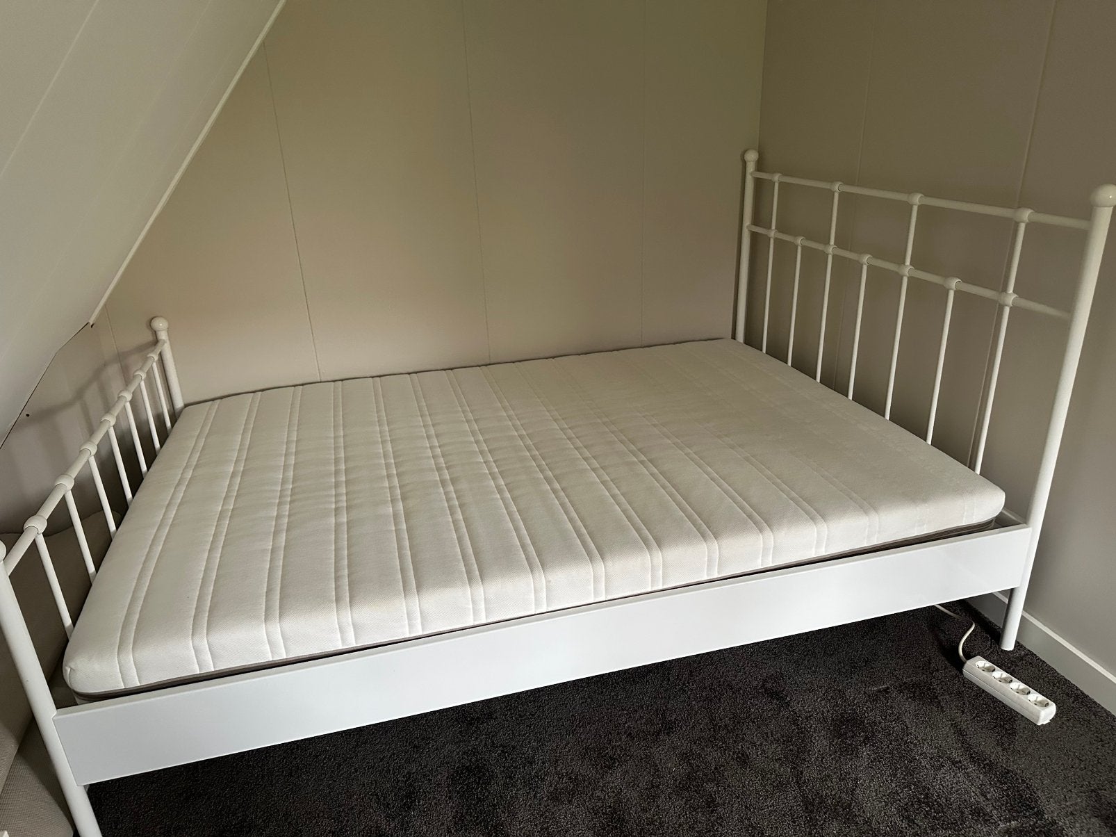 Wit metalen 2 persoons bed, Huis en Inrichting, Ophalen, Wit, Tweepersoons, 140 cm