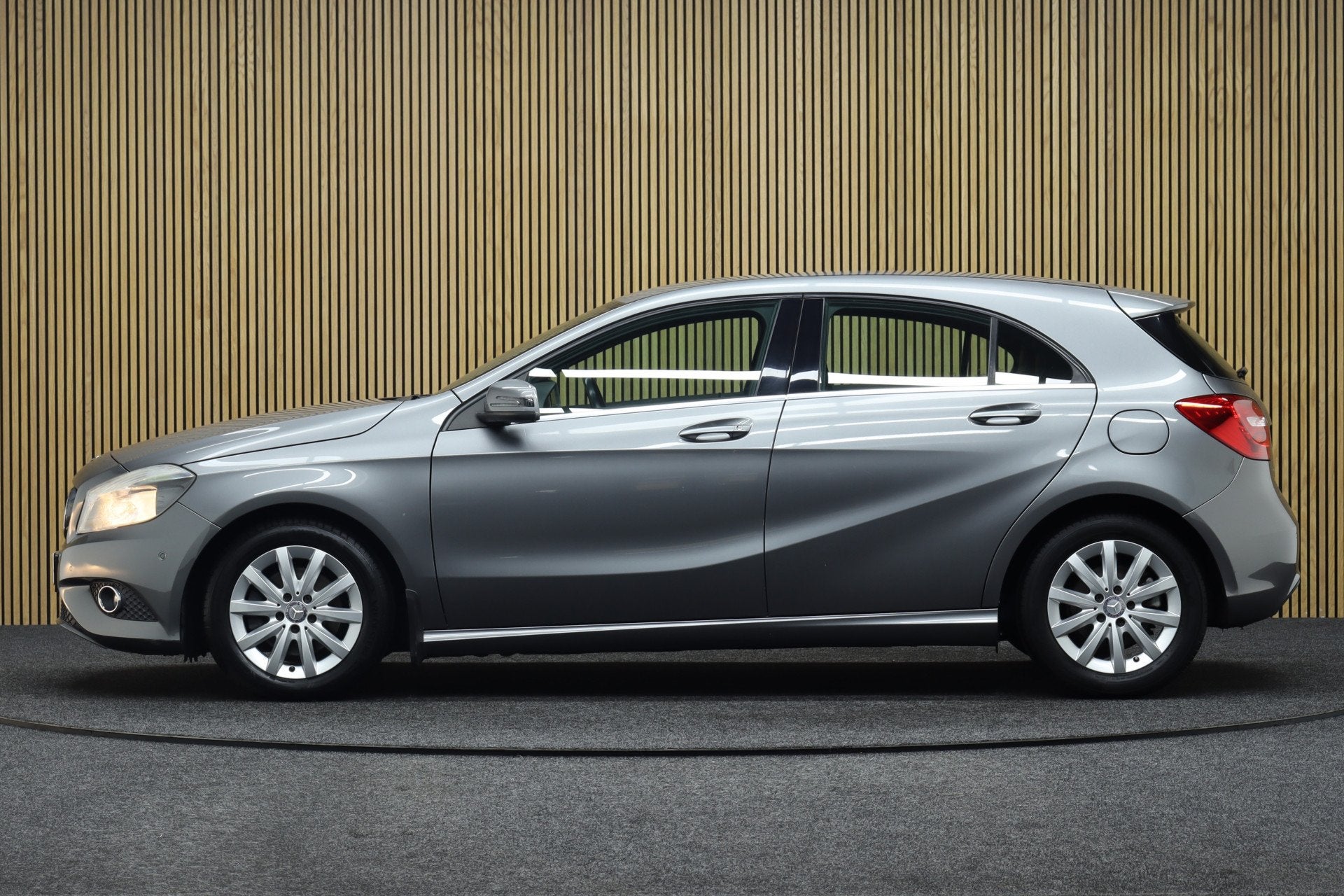 Mercedes-Benz A-Klasse 180 Ambition | Inklapbare Trekhaak |, Voorwielaandrijving, Gebruikt, 4 cilinders, Leder en Stof