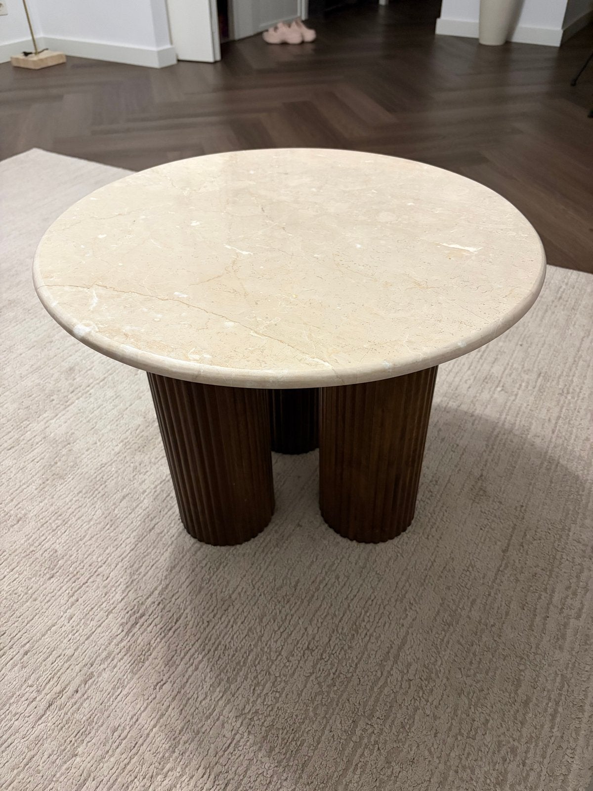 Ronde salontafel met marmeren blad en houten poten, Ophalen, 50 tot 100 cm, Rond, 50 tot 100 cm