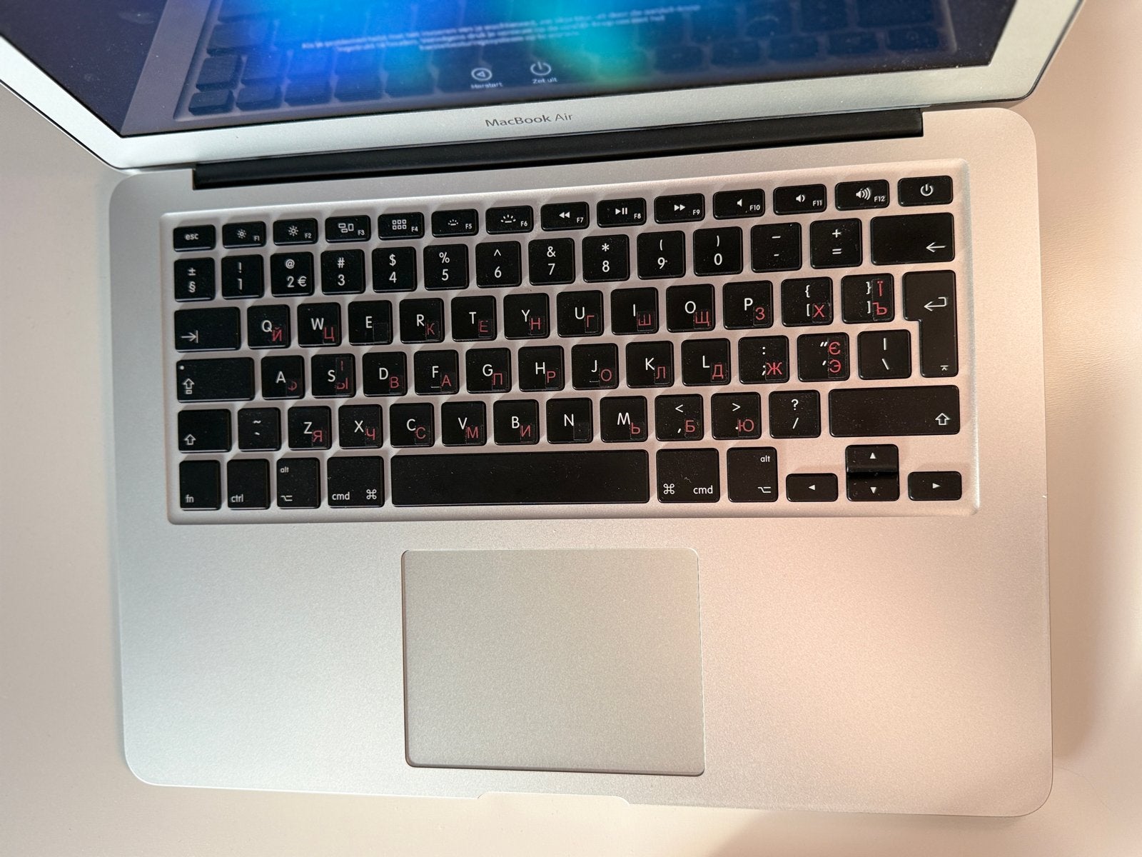 Foto 7 van MacBook Air 13 inch met originele oplader en doos