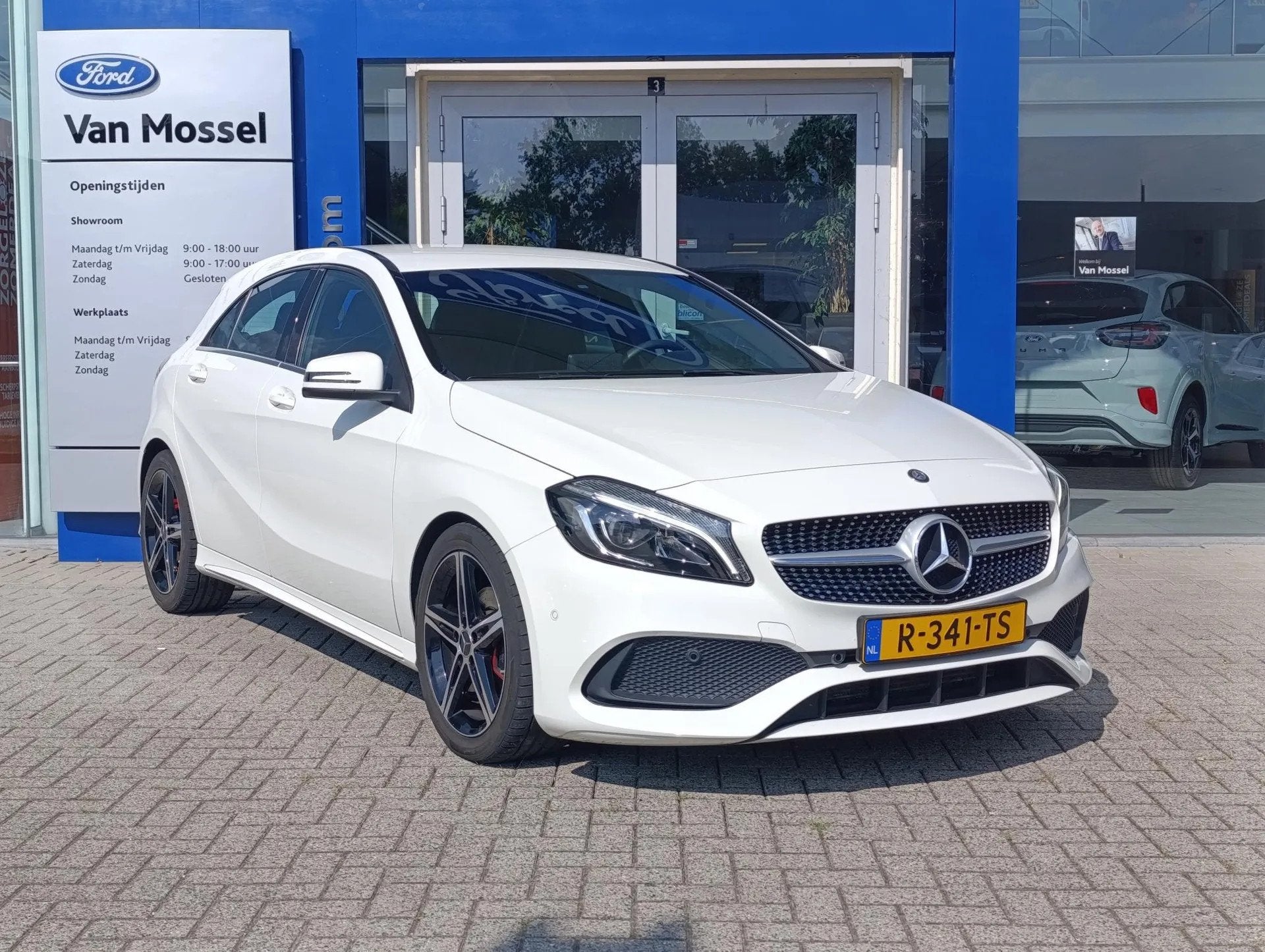 Mercedes-Benz A-Klasse 180 AMG Night Edition Plus (bj 2017), Gebruikt, 1295 kg, 4 cilinders, 1595 cc