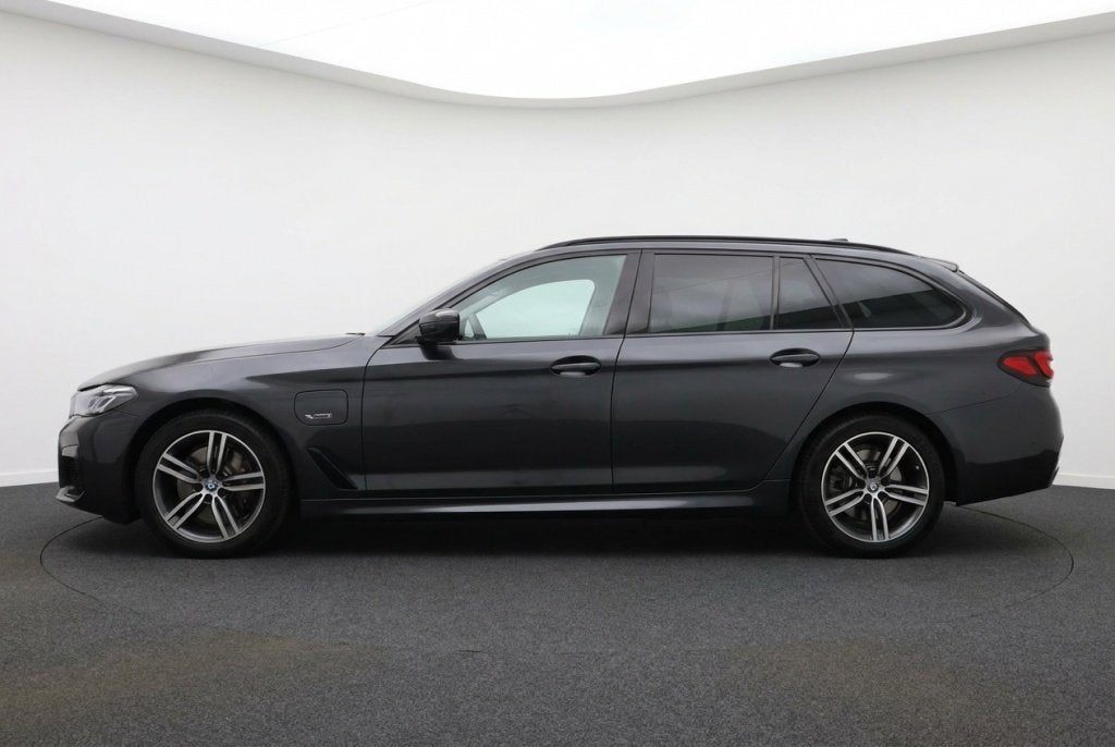 BMW 5 Serie Touring 530e xDrive Pano l 360° Camera l Ledere, Auto's, Gebruikt, Euro 6, 4 cilinders, 2000 kg
