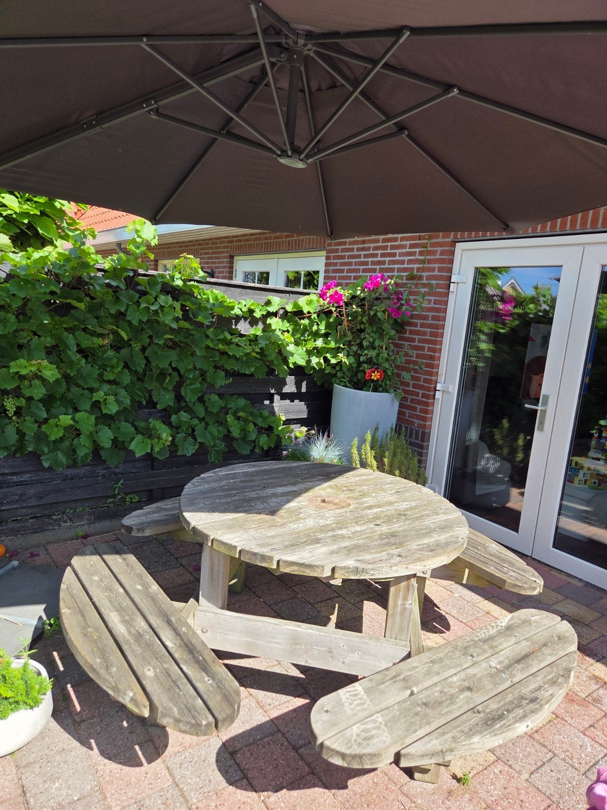 Stevige ronde picknicktafel 8 personen, Ophalen, Gebruikt, Stokparasol