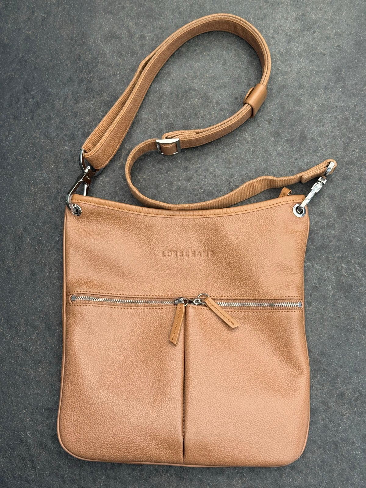 Longchamp schoudertas van leer - met lichte gebruikerssporen, Overige merken, Gebruikt, Bruin, Ophalen of Verzenden