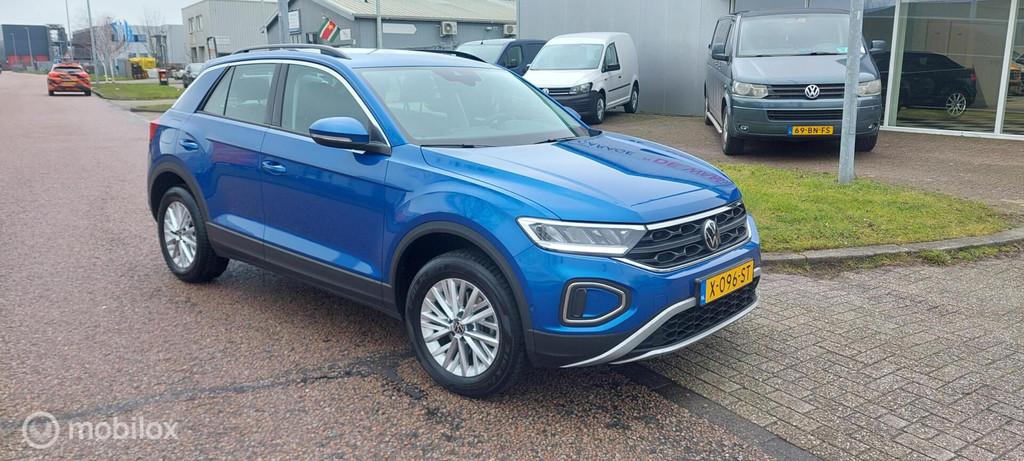 Volkswagen T-Roc 1.5 TSI Life Edition 150pk Automaat, Auto's, Euro 6, 4 cilinders, 150 pk, Blauw