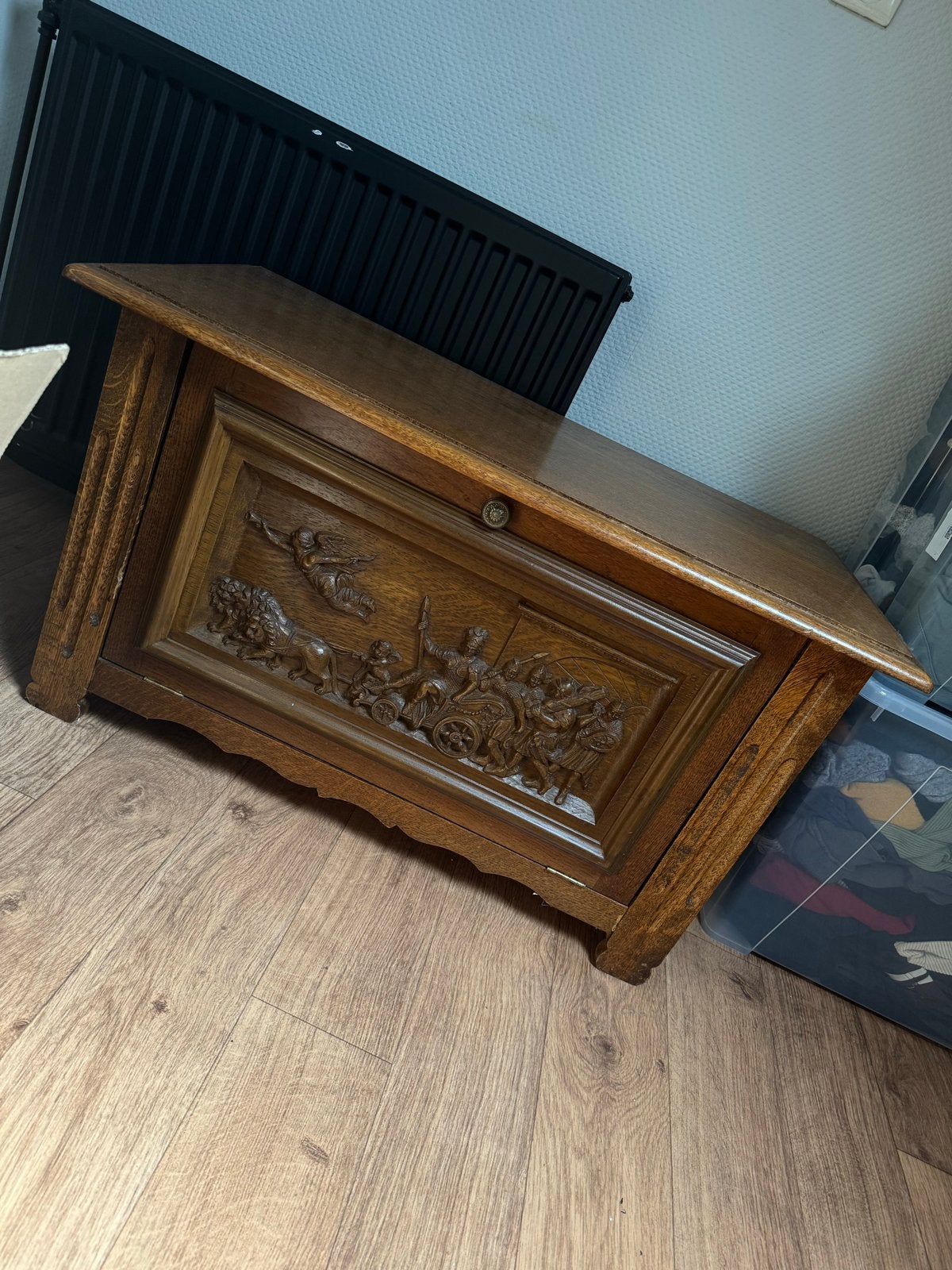 Antieke houten kist met gedetailleerd houtsnijwerk, Ophalen of Verzenden