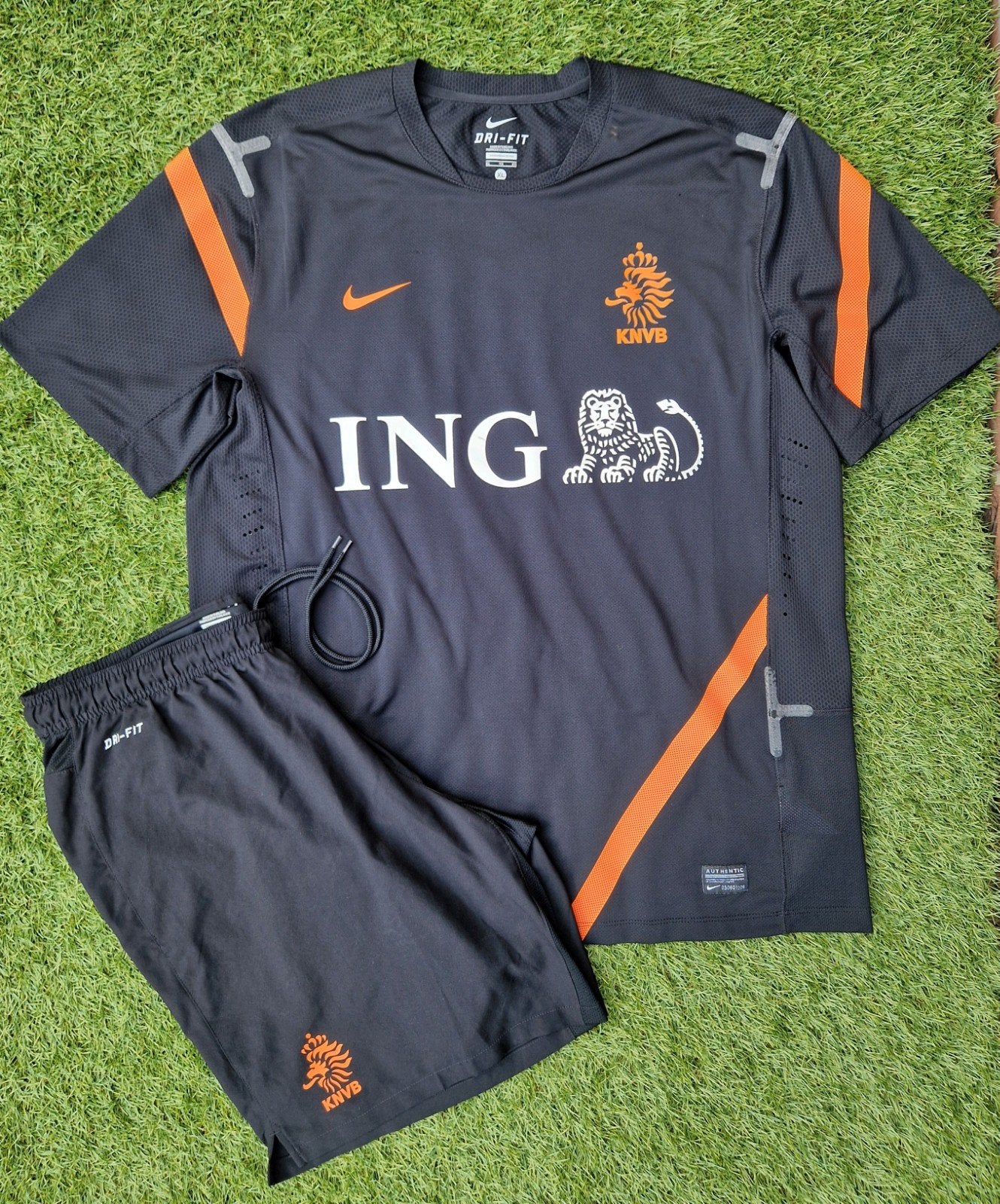 Nederlands elftal trainingstenue 2012 KNVB shirt + broekje, Ophalen of Verzenden, Maat 56/58 (XL), Rood, Voetbal