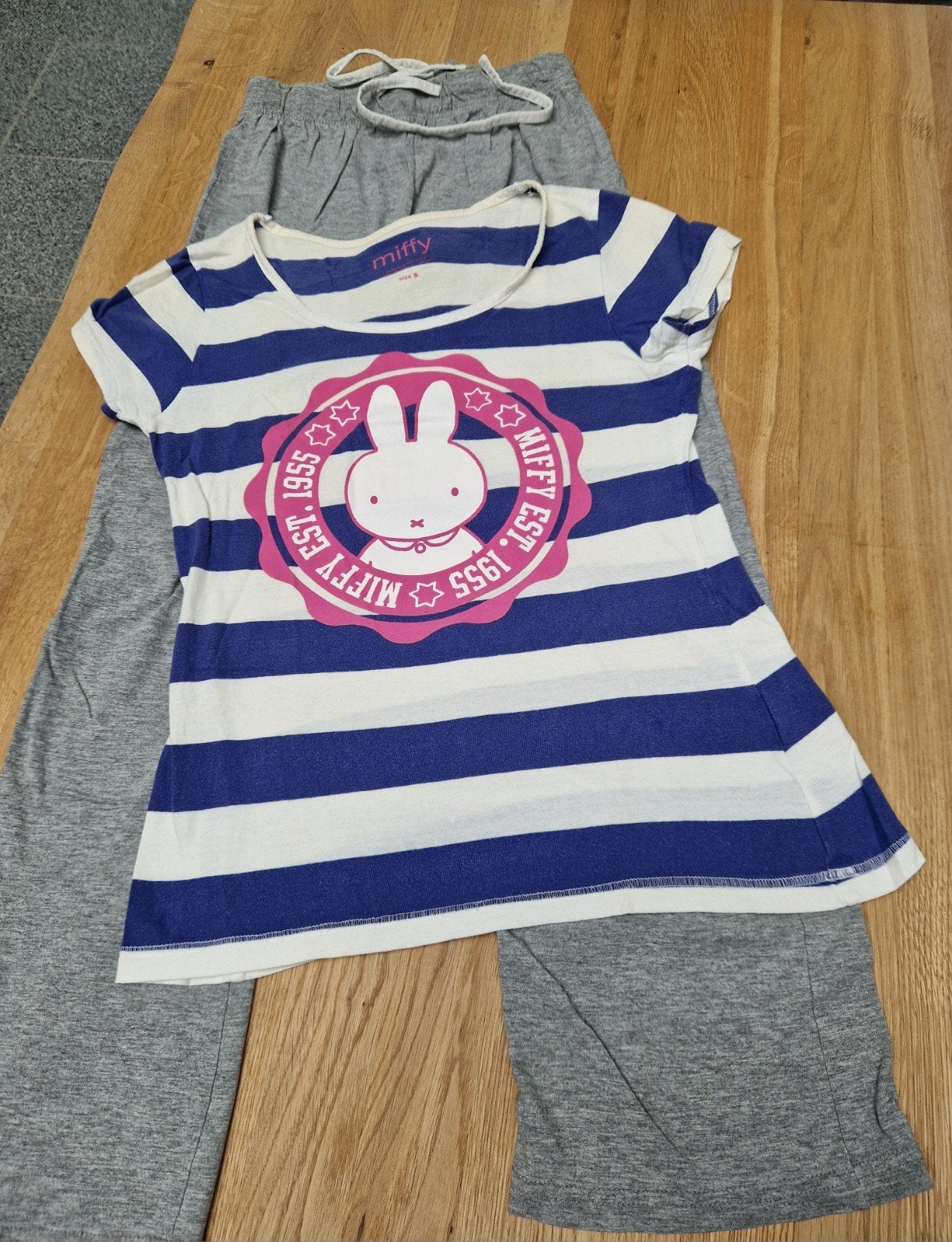 Comfortabele Miffy Pyjama Set - T-shirt & Grijze Broek, Kleding | Dames, Pyjama's, Miffy, Ophalen of Verzenden, Zo goed als nieuw